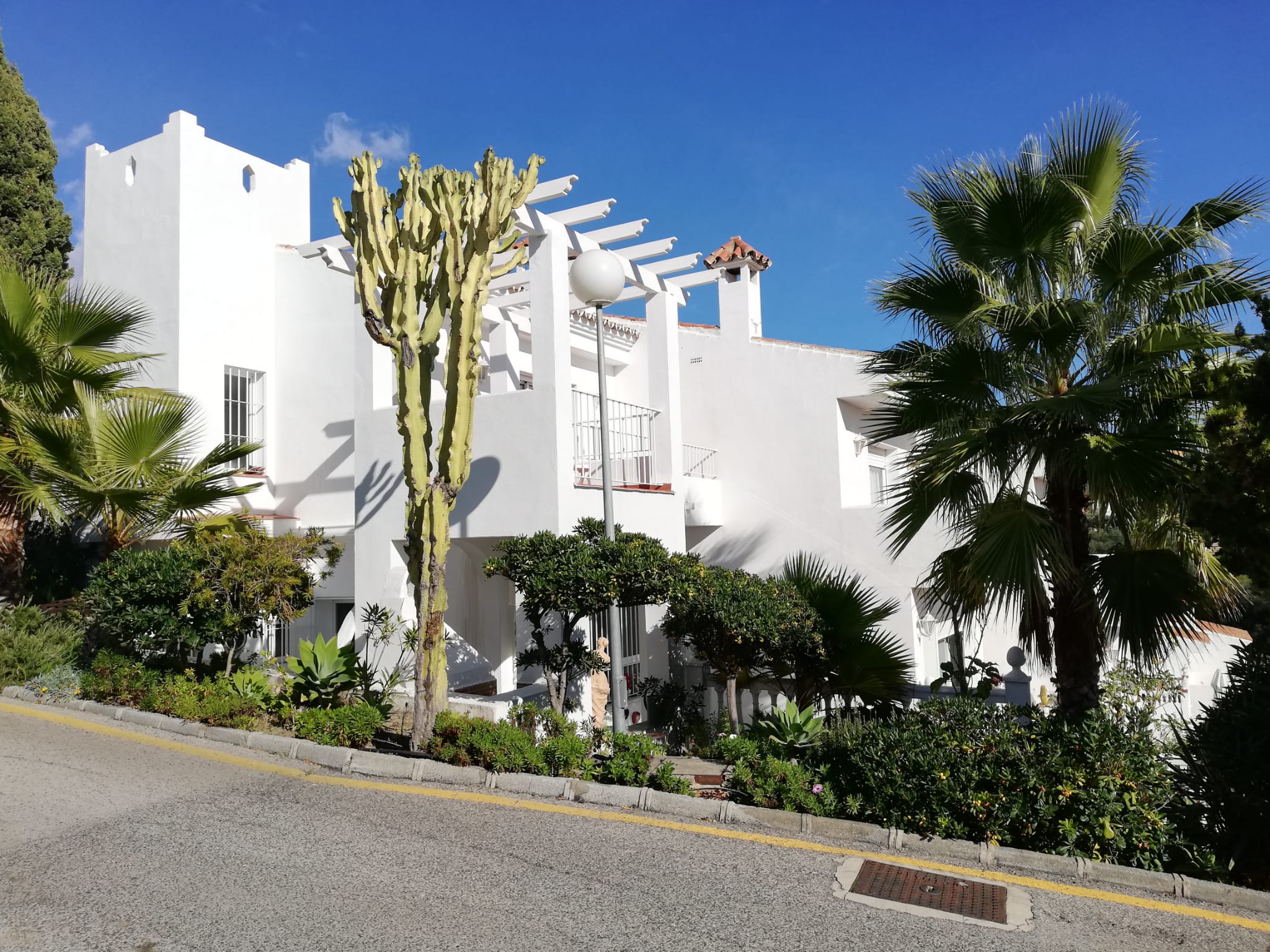 Townhouse near the beach and the H10 Hotel in Estepona - mibgroup.es