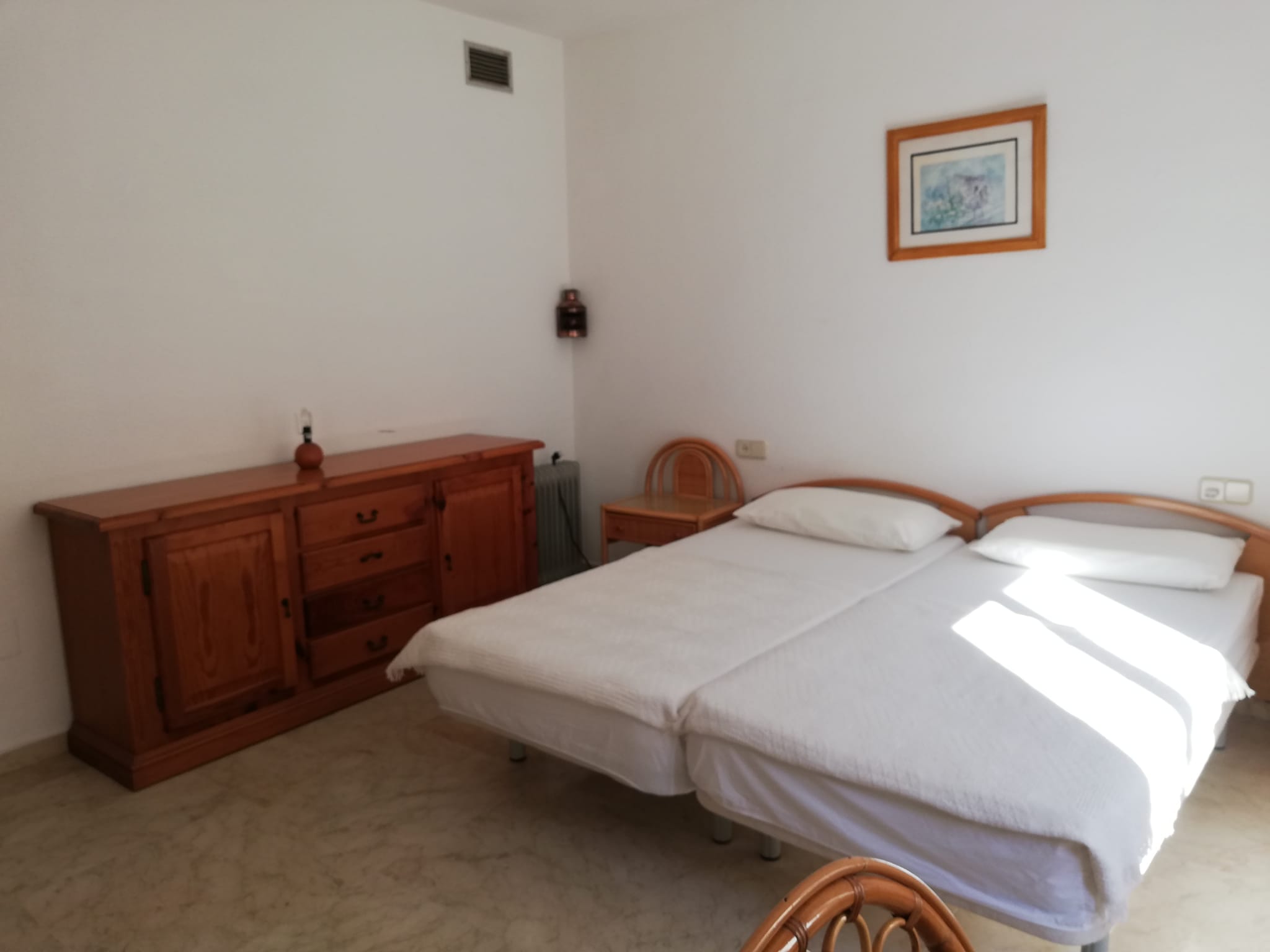 Apartamento de 2 dormitorios en primera línea de mar en Estepona con vistas a Gibraltar - mibgroup.es