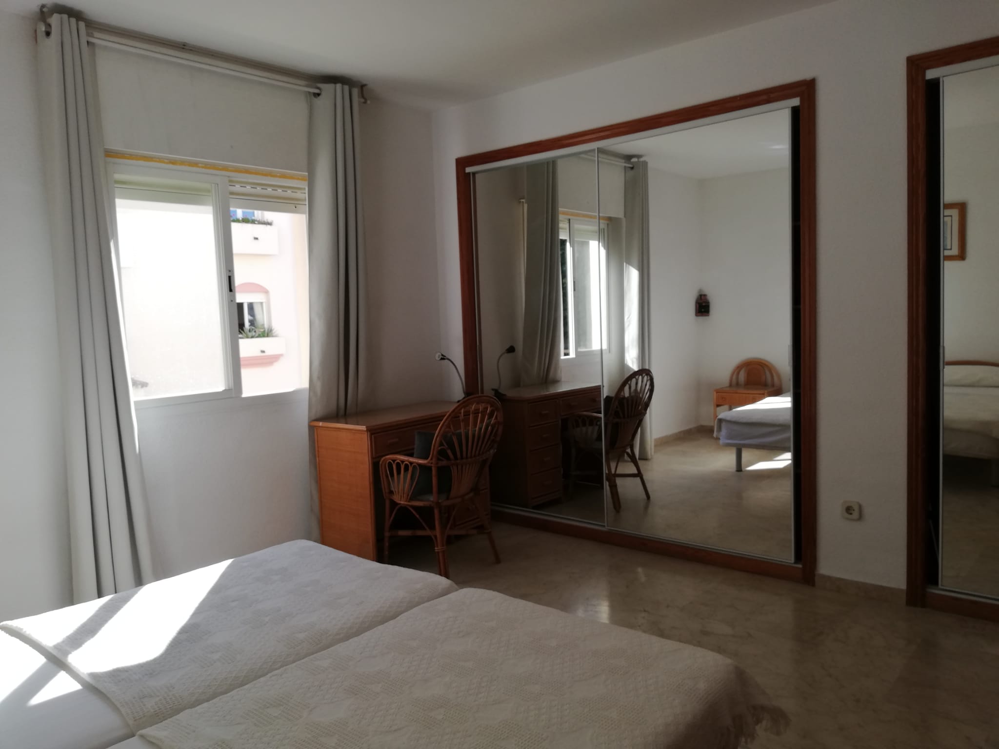 Apartamento de 2 dormitorios en primera línea de mar en Estepona con vistas a Gibraltar - mibgroup.es