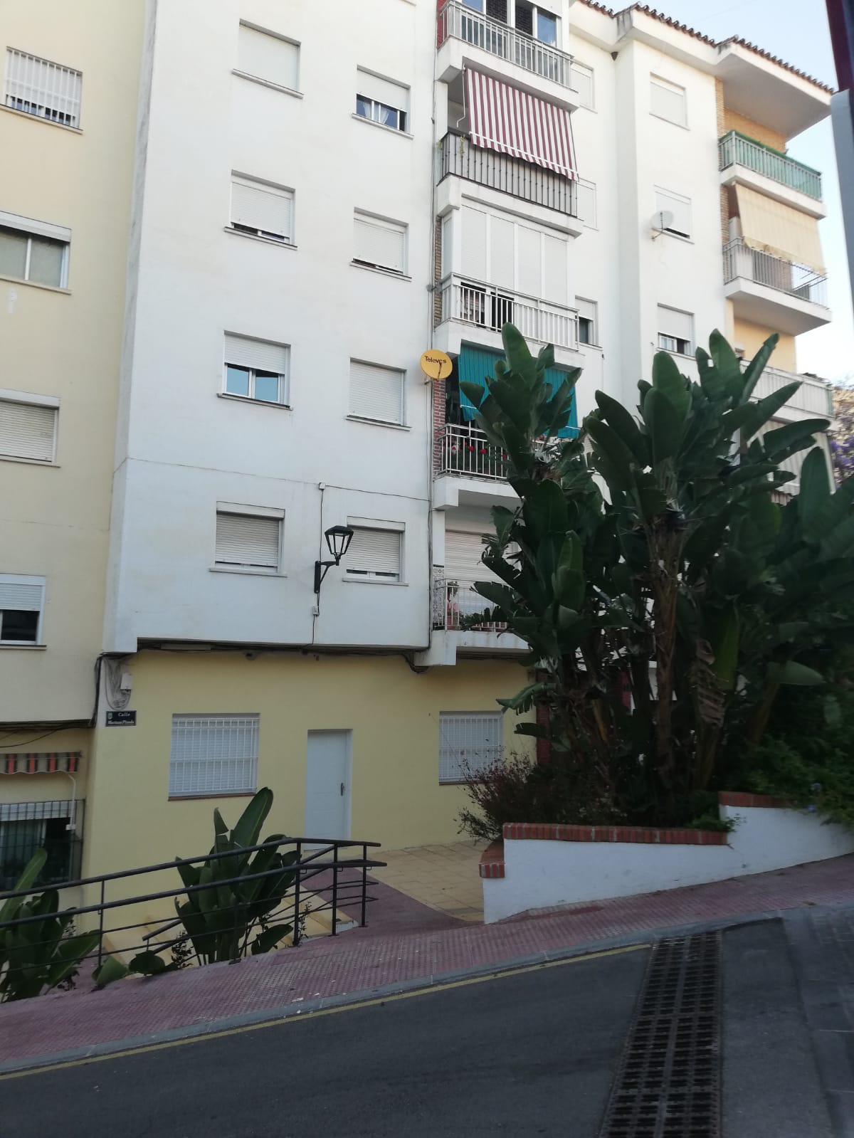 Apartamento de 3 dormitorios en venta en el centro de Estepona a 300 metros del mar. - mibgroup.es