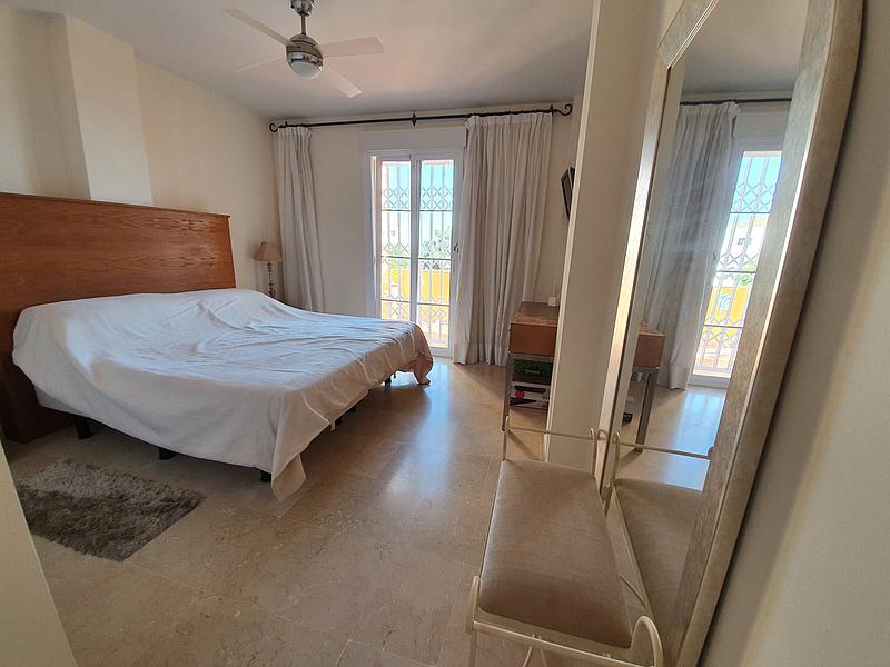 Apartamento de 3 dormitorios en alquiler en La Duquesa con vistas al mar - thumb - mibgroup.es