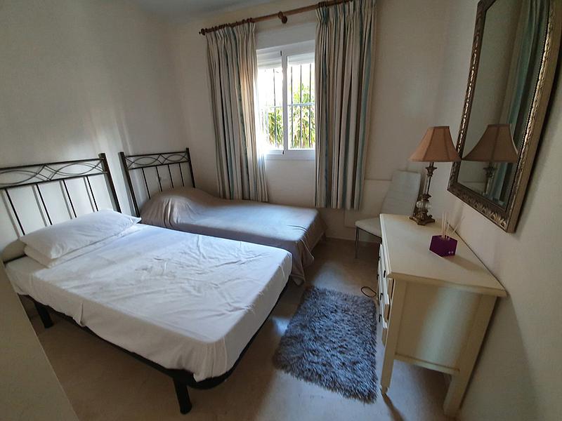 Apartamento de 3 dormitorios en alquiler en La Duquesa con vistas al mar - mibgroup.es