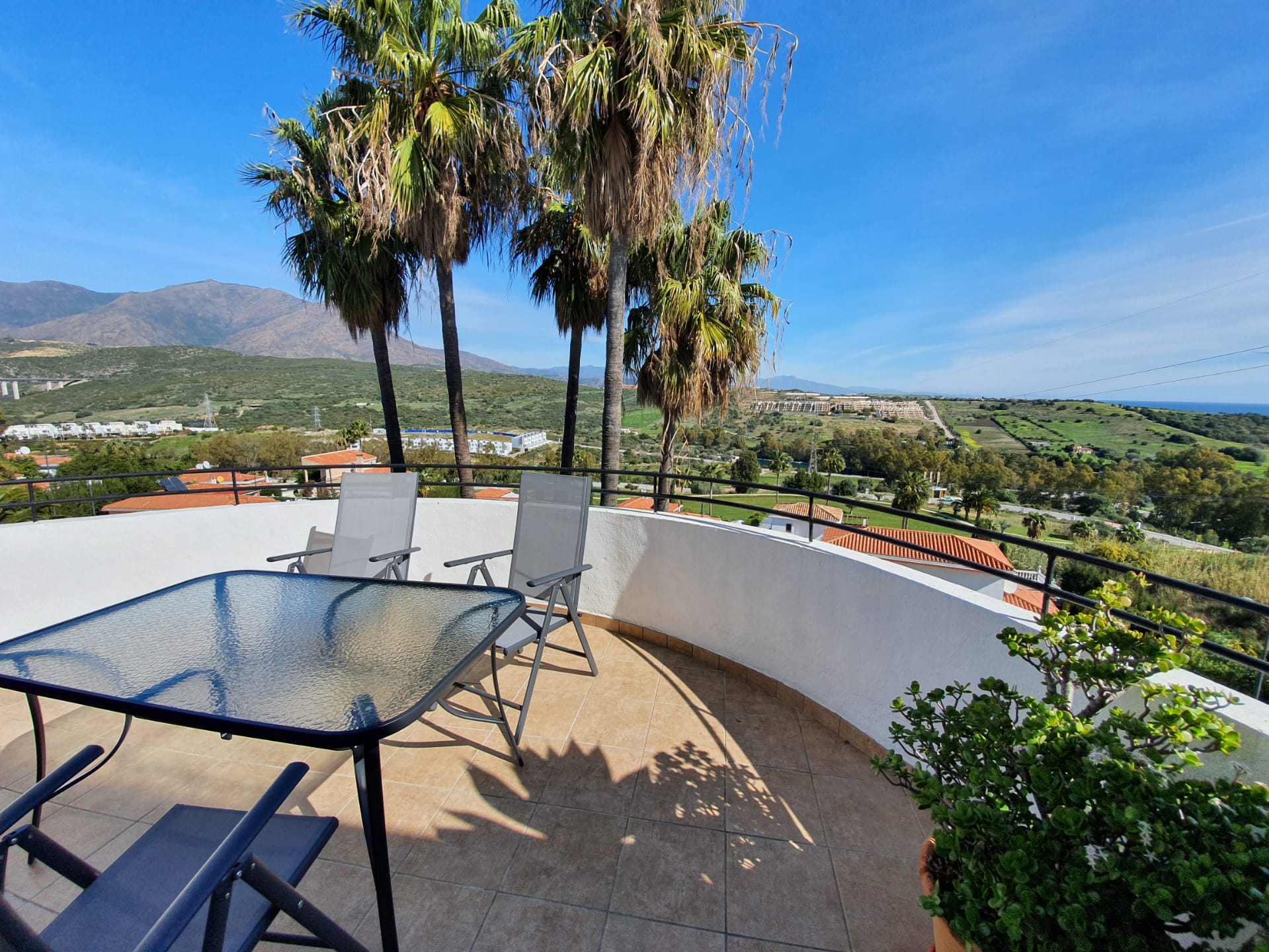 Apartment with sea views in Estepona Golf - mibgroup.es
