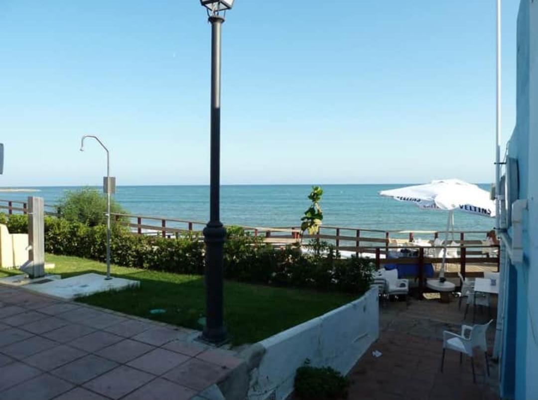 House on the first line of the beach between Estepona and Marbella - mibgroup.es
