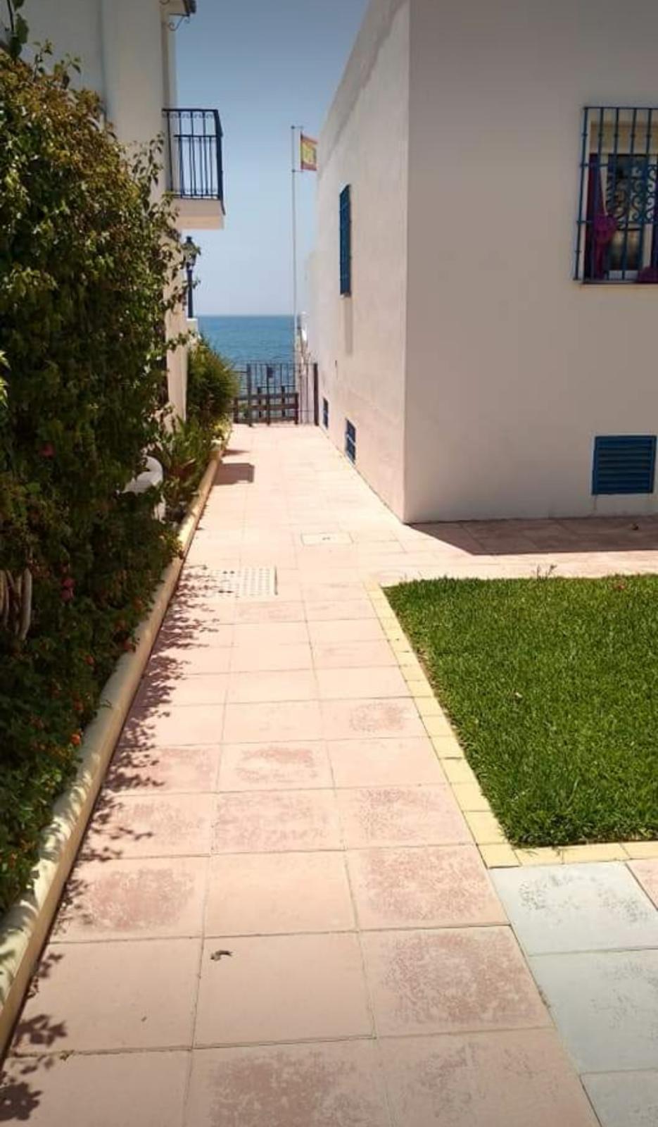 Casa en la primera línea de la playa entre Estepona y Marbella - mibgroup.es