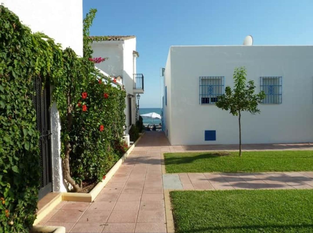 House on the first line of the beach between Estepona and Marbella - thumb - mibgroup.es