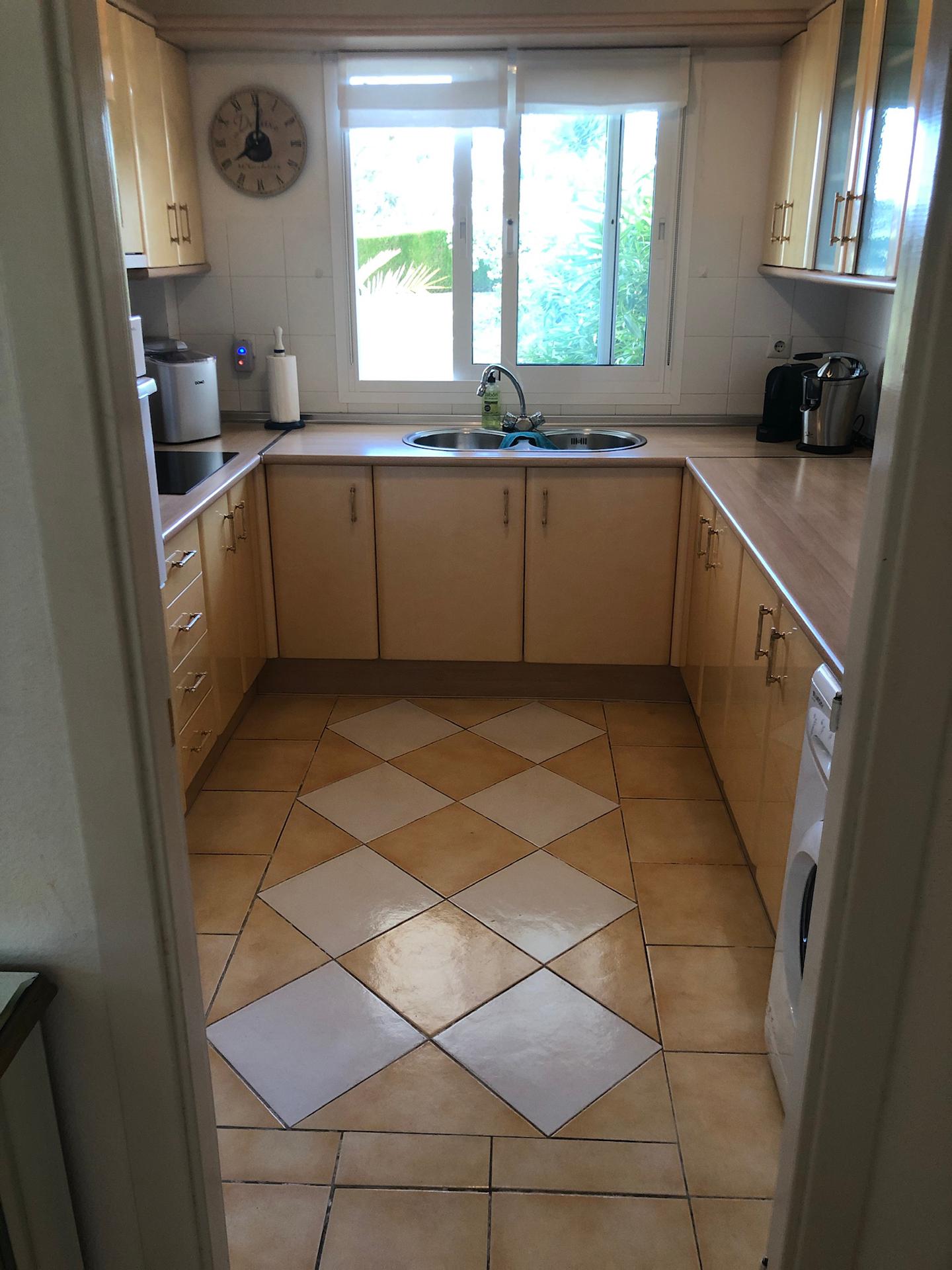 bajos con jardin en Estepona golf - mibgroup.es