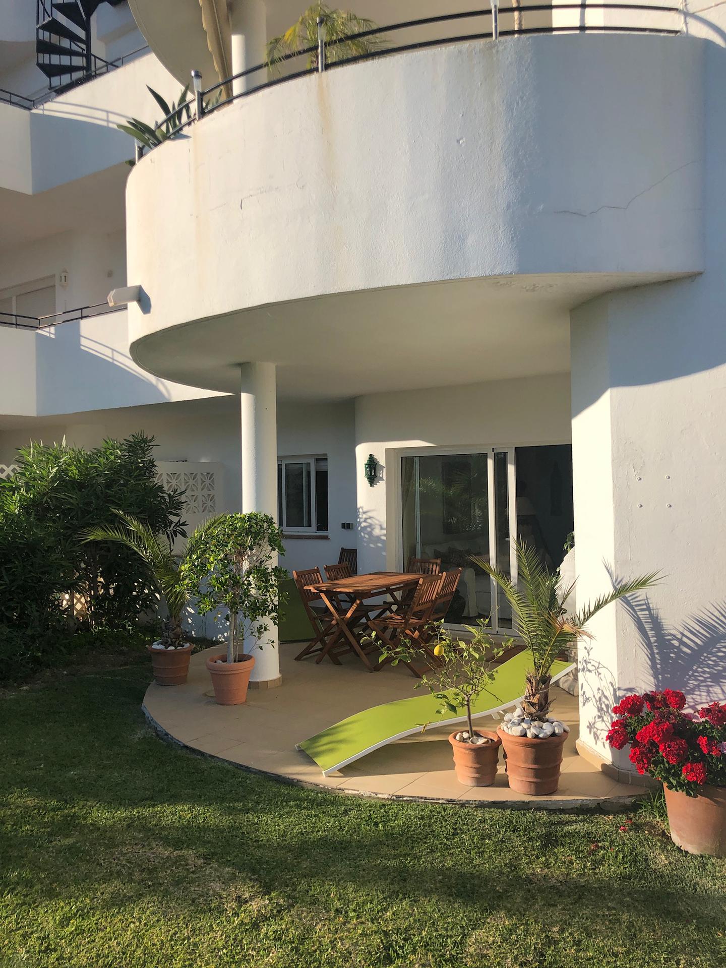 bajos con jardin en Estepona golf - mibgroup.es