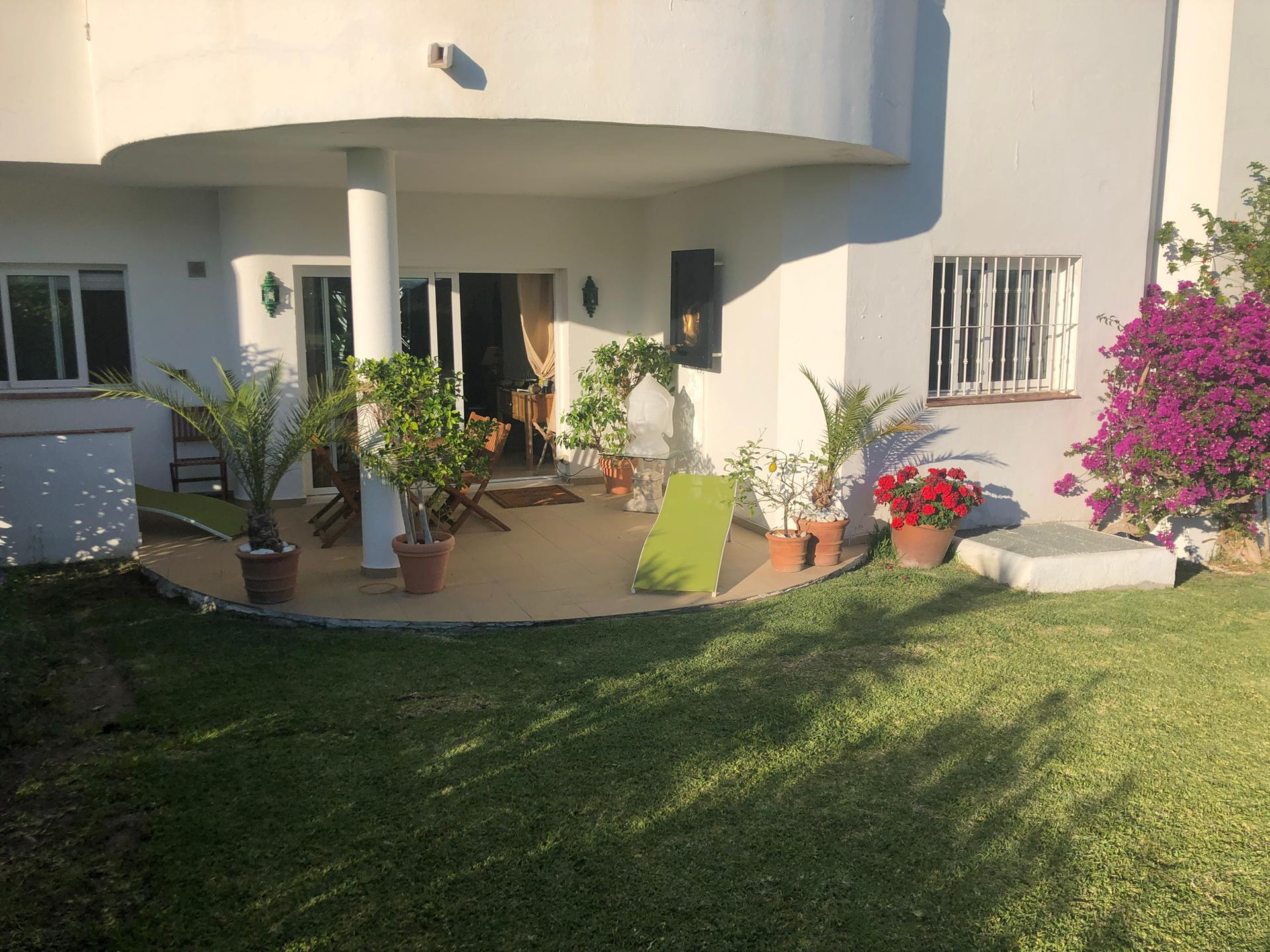 bajos con jardin en Estepona golf - mibgroup.es