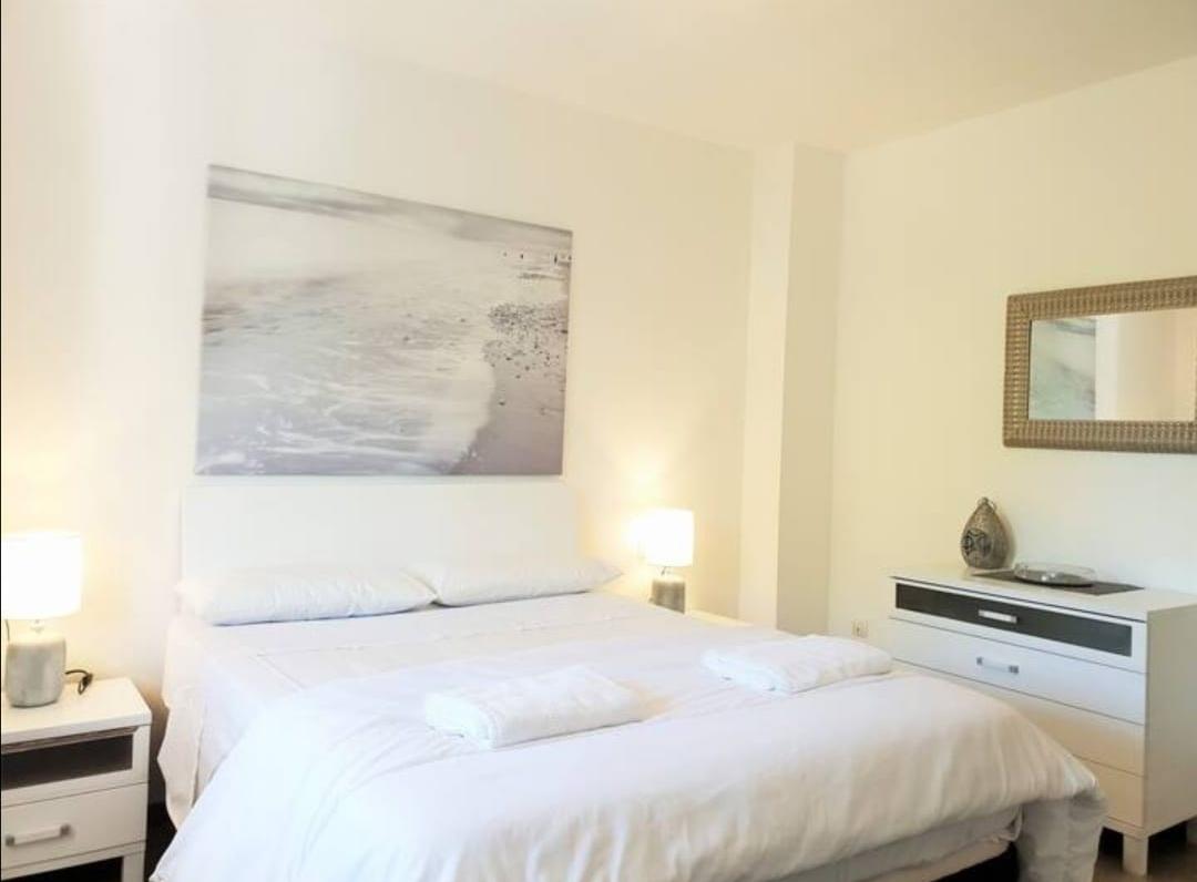 Apartamento de 2 dormitorios en alquiler en primera línea del puerto de Estepona - mibgroup.es