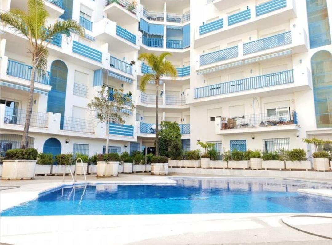 Apartamento de 2 dormitorios en alquiler en primera línea del puerto de Estepona - mibgroup.es