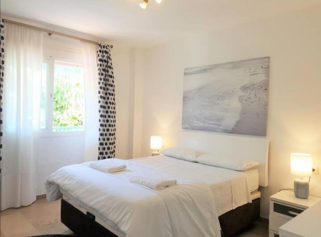 Apartamento de 2 dormitorios en alquiler en primera línea del puerto de Estepona - mibgroup.es