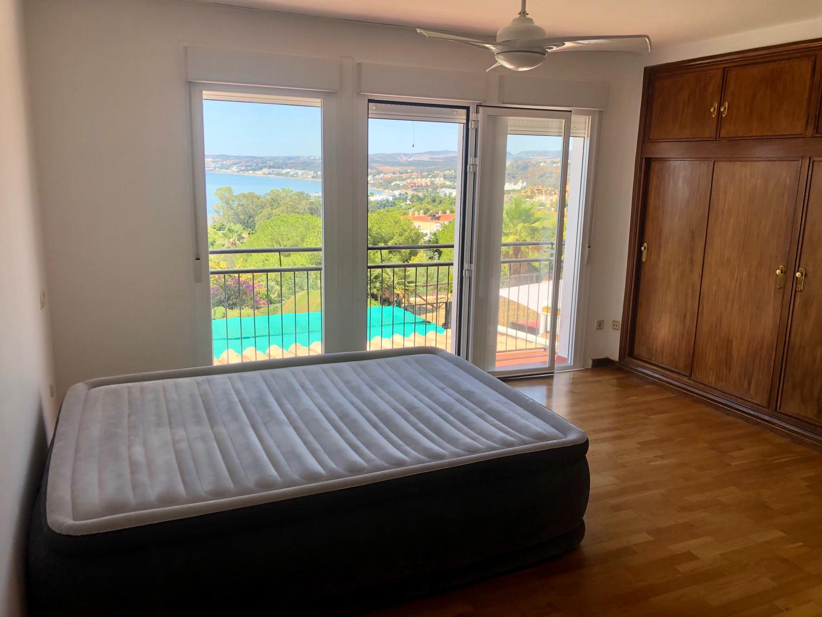 Chalet con jardin privado en Estepona - mibgroup.es