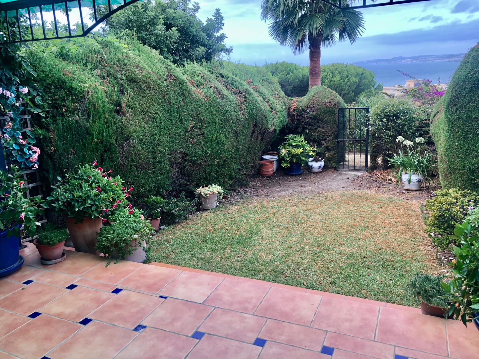 Чалет с частным садом в Эстепоне - mibgroup.es