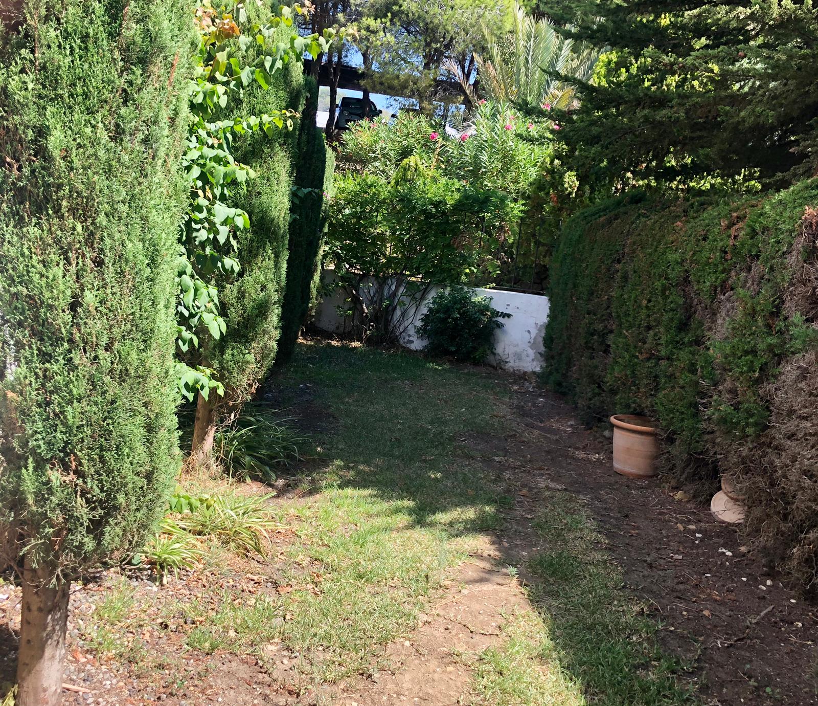 Chalet con jardin privado en Estepona - mibgroup.es
