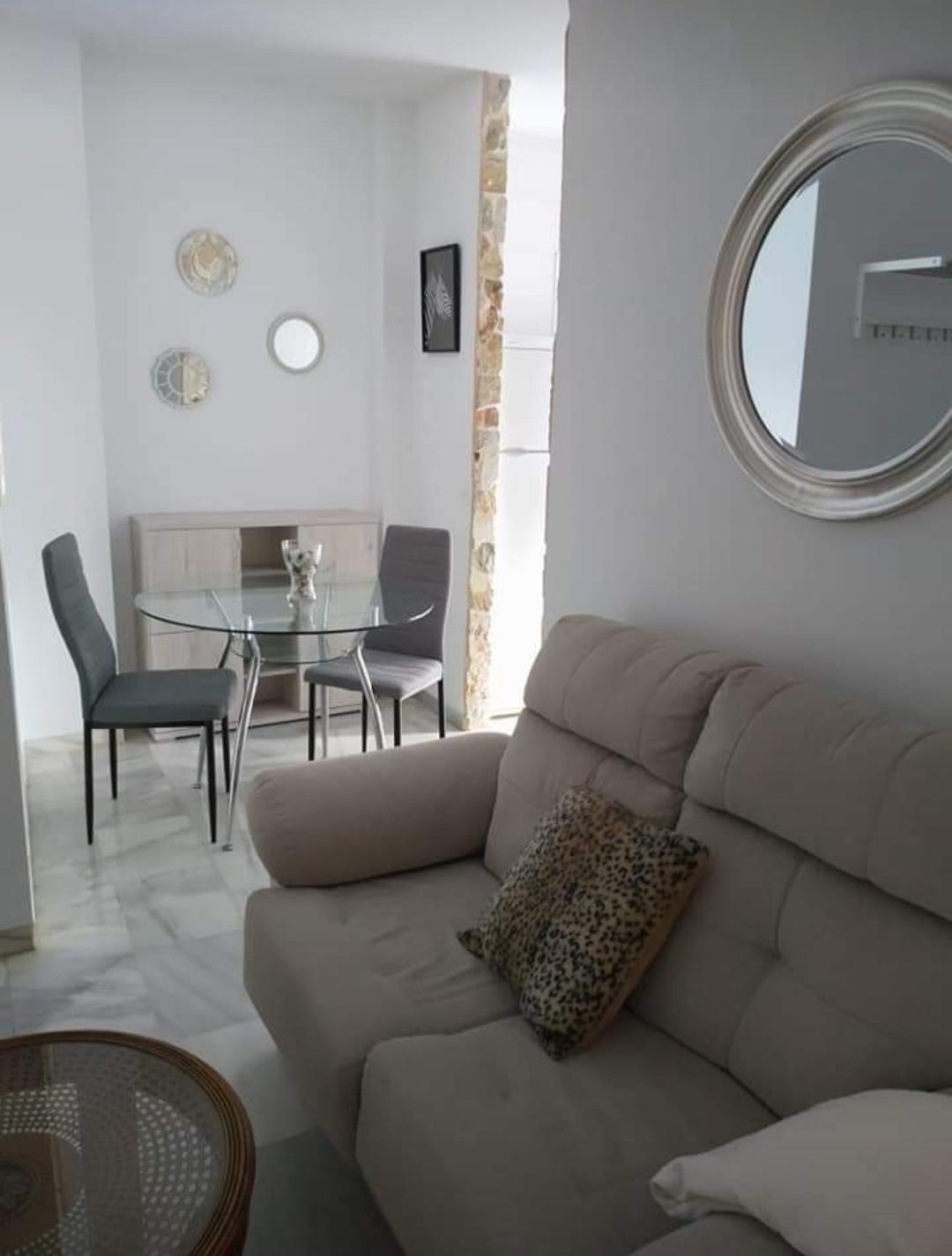 Se alquila apartamento muy luminoso en el centro de Estepona. - mibgroup.es