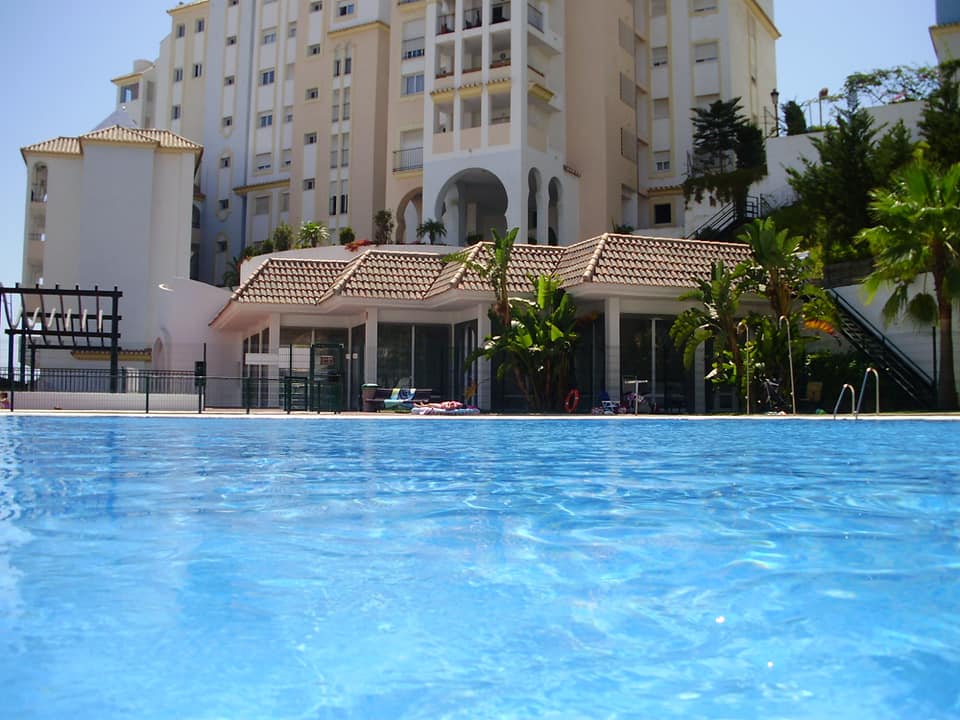 Large 2-bedroom apartment for rent in the Puerto Deportivo, Estepona - mibgroup.es