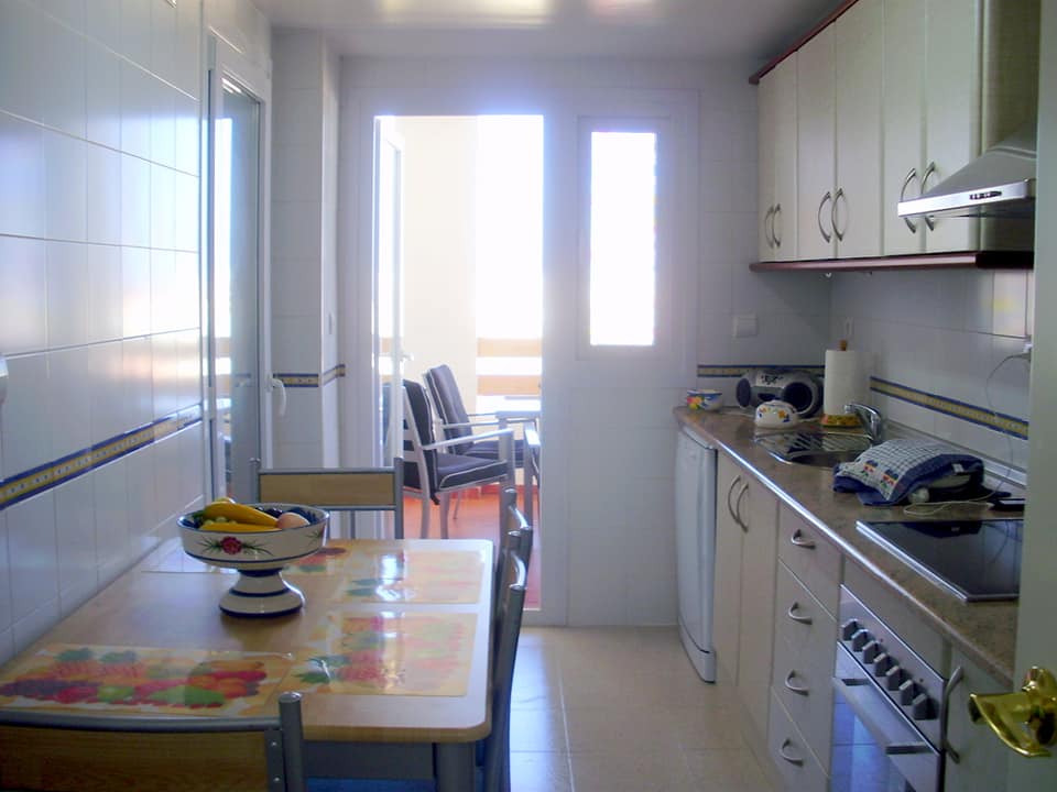 Large 2-bedroom apartment for rent in the Puerto Deportivo, Estepona - mibgroup.es