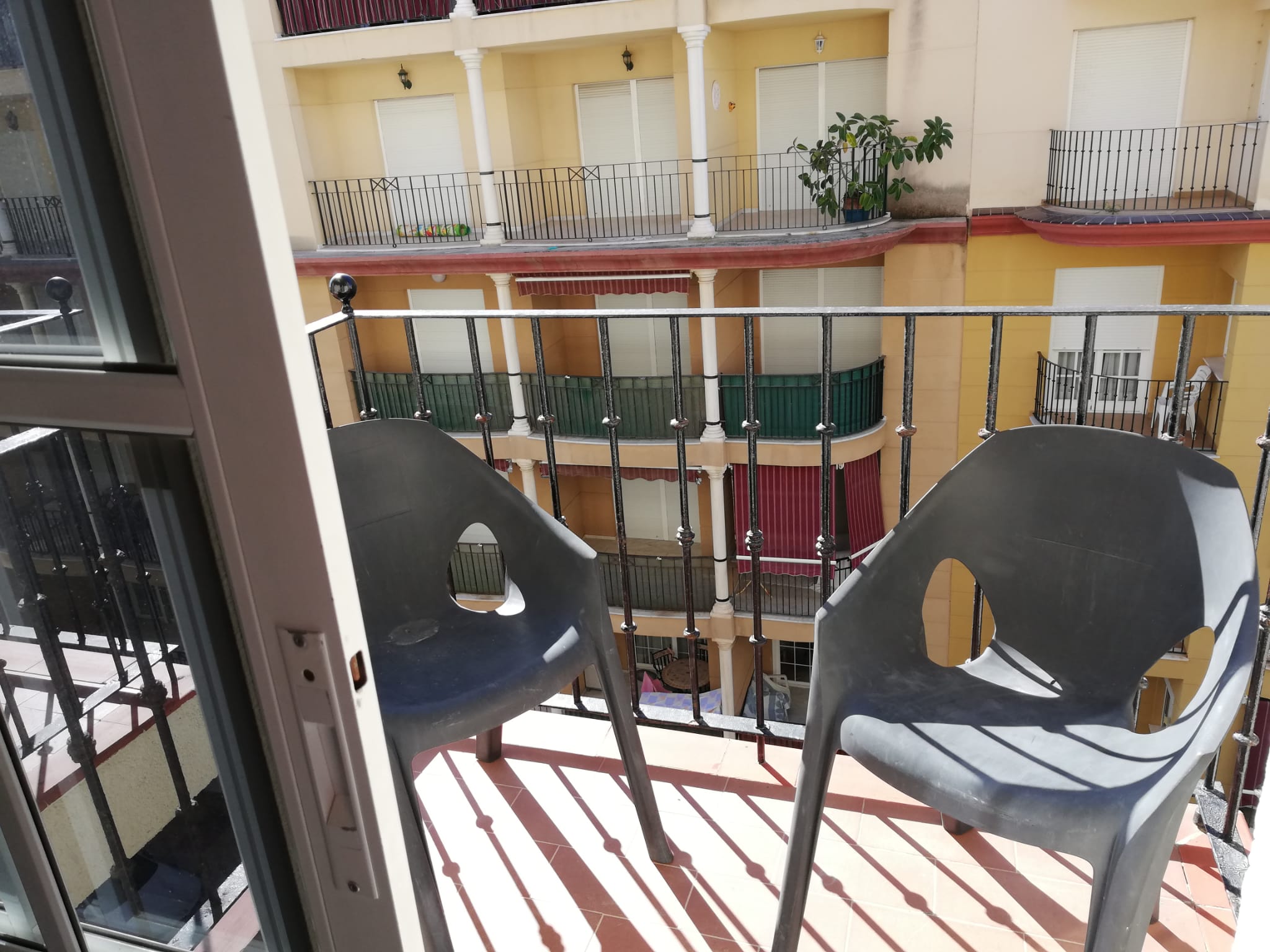 Se alquila el apartamento de 2 dormitorios en edificio Alborán, Estepona - thumb - mibgroup.es
