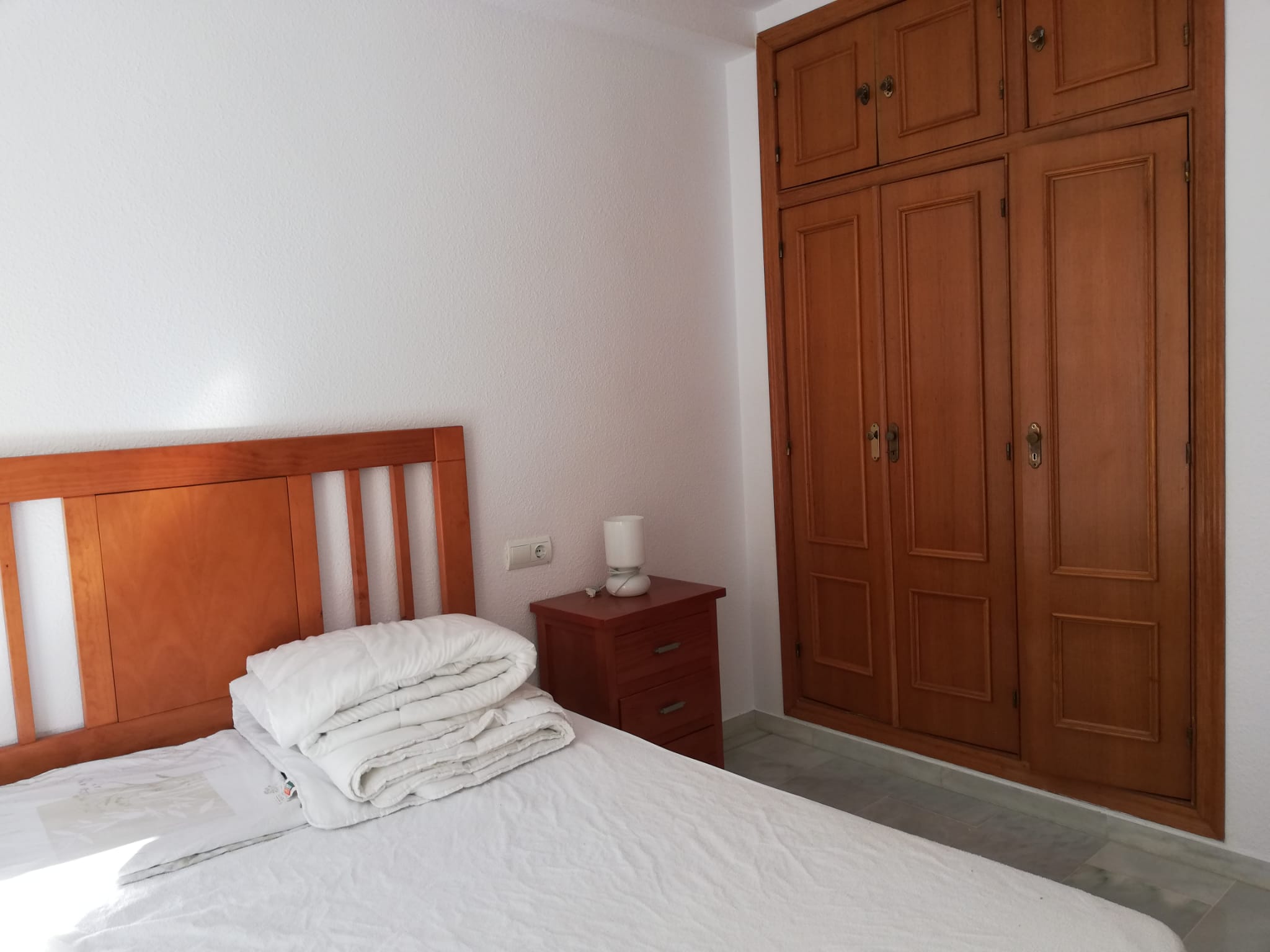Se alquila el apartamento de 2 dormitorios en edificio Alborán, Estepona - thumb - mibgroup.es