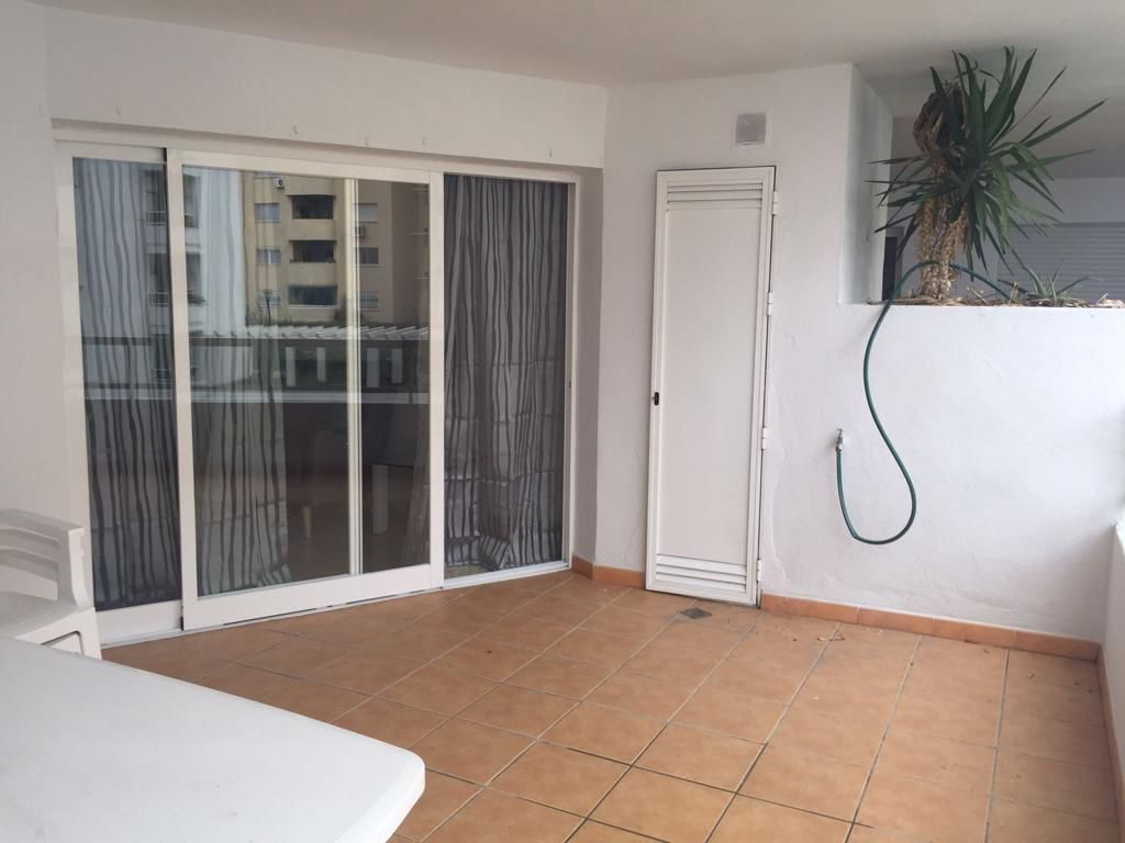 Apartamento de 2 dormitorios en el puerto de Estepona en alquiler cerca de la playa - mibgroup.es