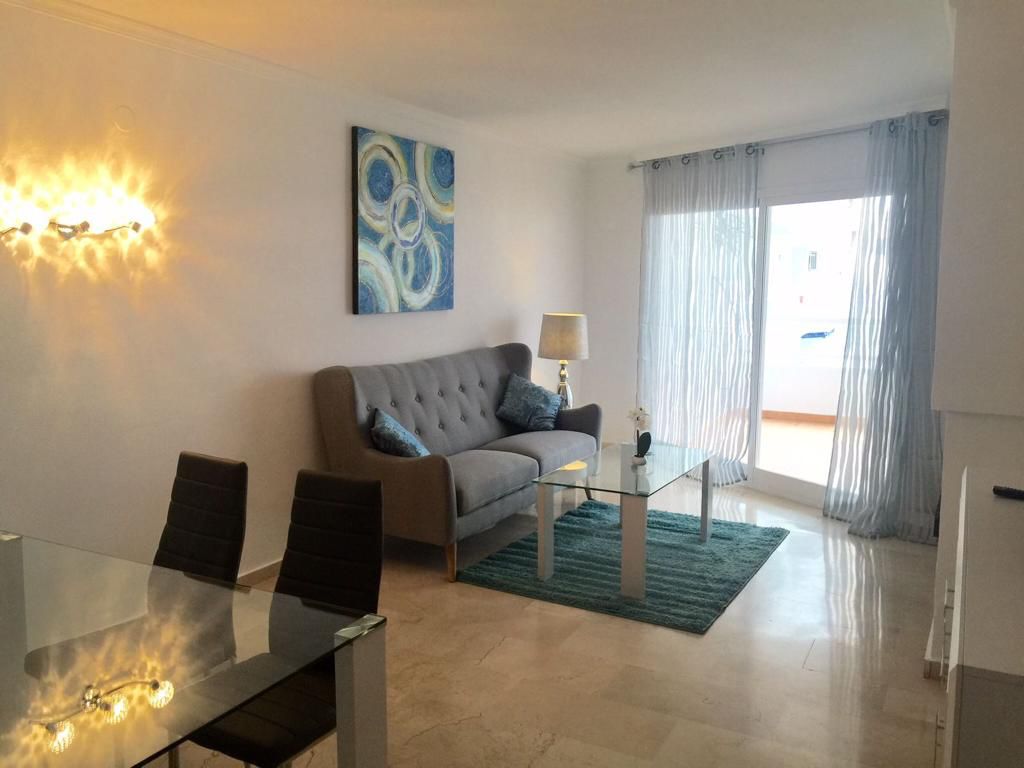 Apartamento de 2 dormitorios en el puerto de Estepona en alquiler cerca de la playa - thumb - mibgroup.es