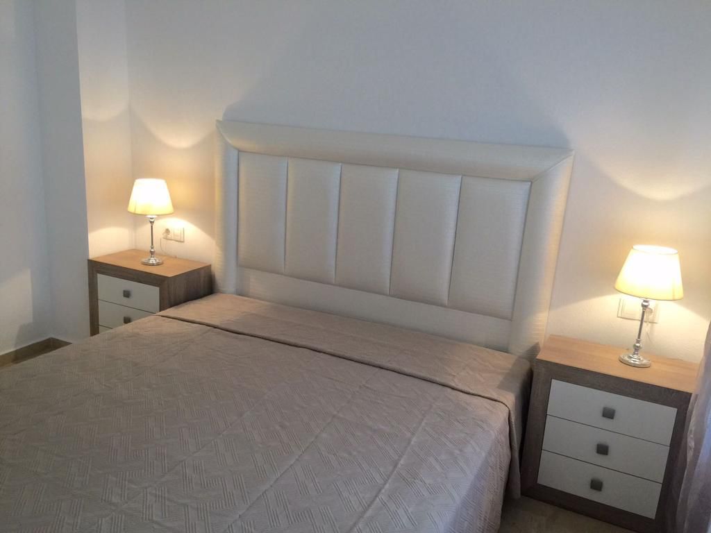 Apartamento de 2 dormitorios en el puerto de Estepona en alquiler cerca de la playa - mibgroup.es