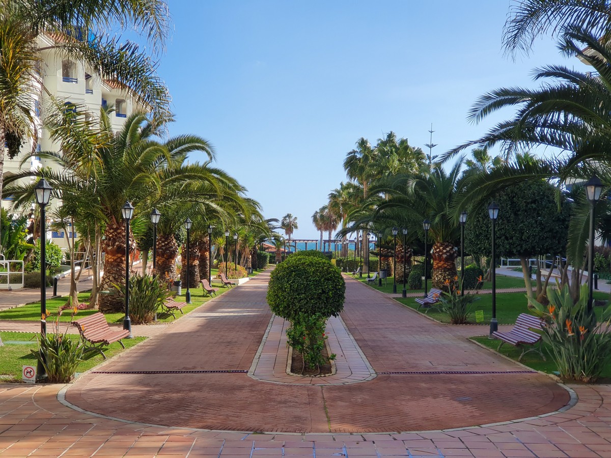 2 bedroom apartment for rent in San Luis de Sabinillas on the first line - mibgroup.es