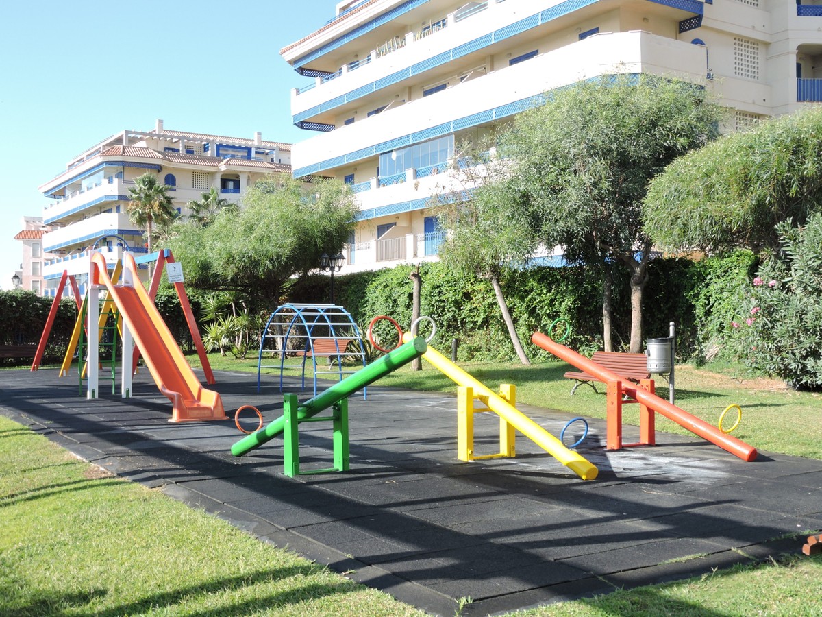 2 bedroom apartment for rent in San Luis de Sabinillas on the first line - mibgroup.es