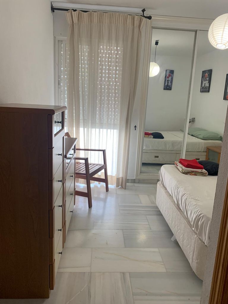 Apartamento de 3 habitaciones con 2 baños en alquiler en Estepona - mibgroup.es