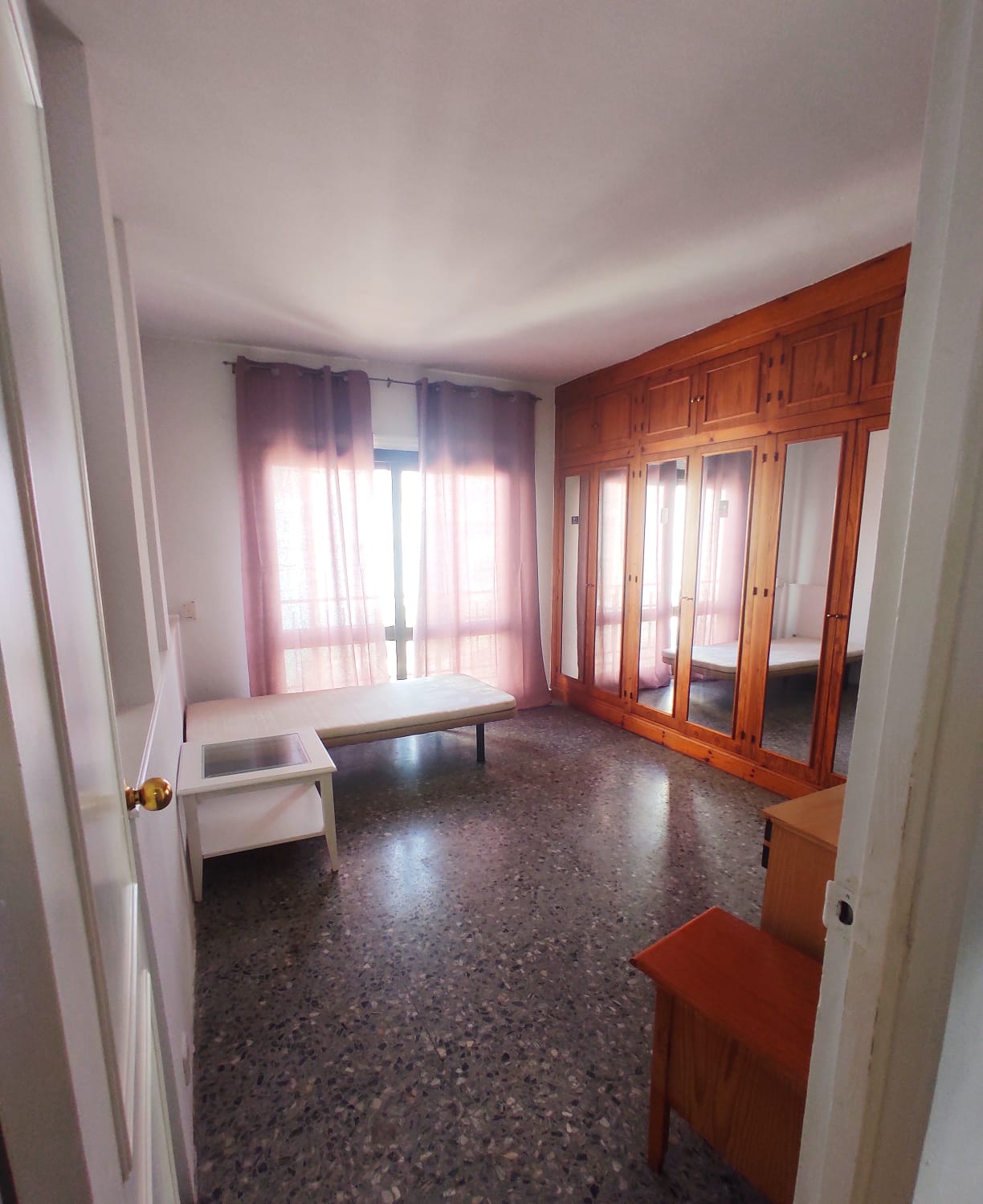 3 bedroom apartment with 2 bathrooms for rent in Estepona next to Plaza de Huevo - mibgroup.es