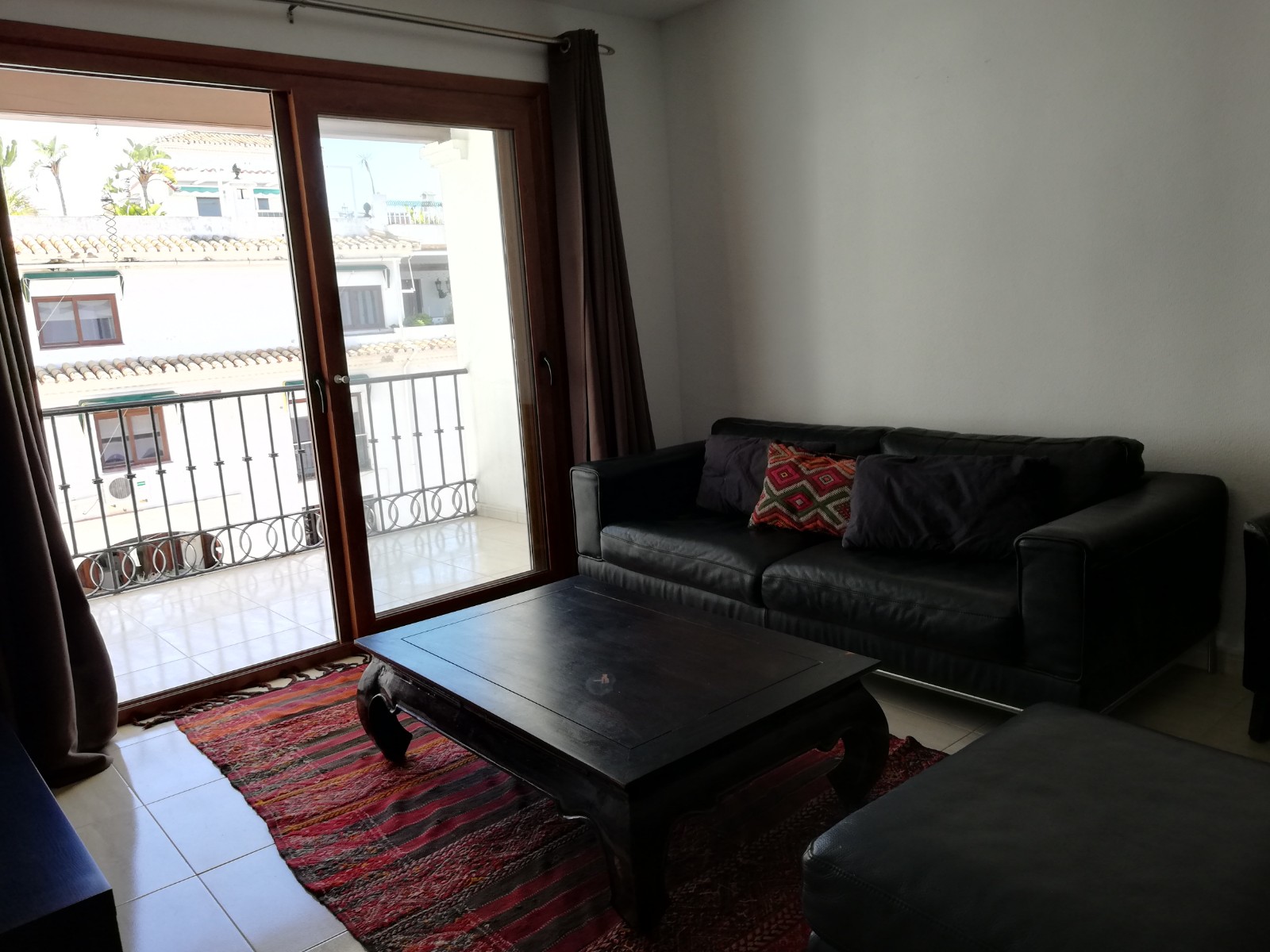 Ático de 3 dormitorios en alquiler en el puerto de la Duquesa con vistas al mar - mibgroup.es