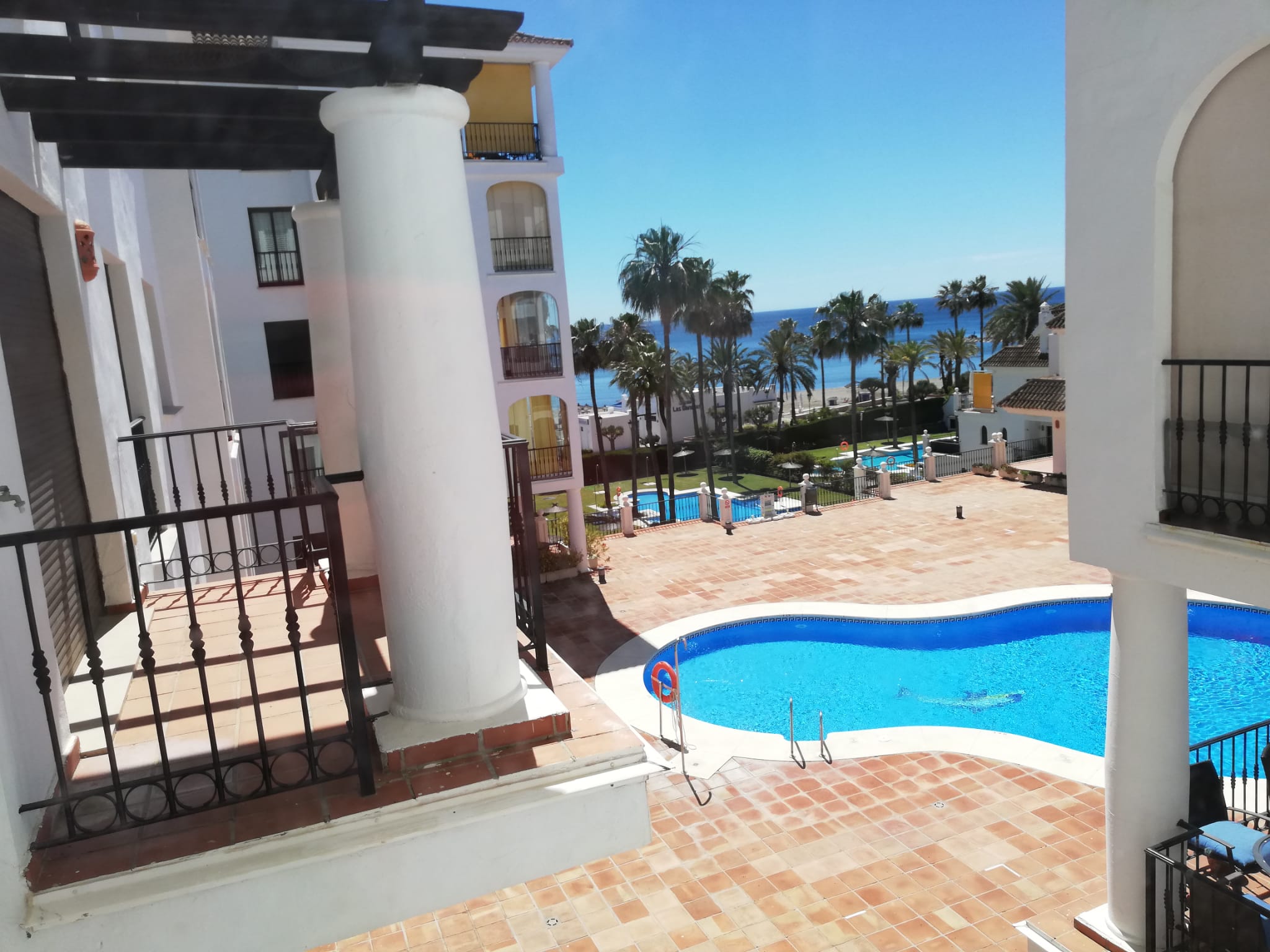 Se alquila apartamento de 2 dormitorios en el puerto de La Duquesa con vistas al mar - mibgroup.es