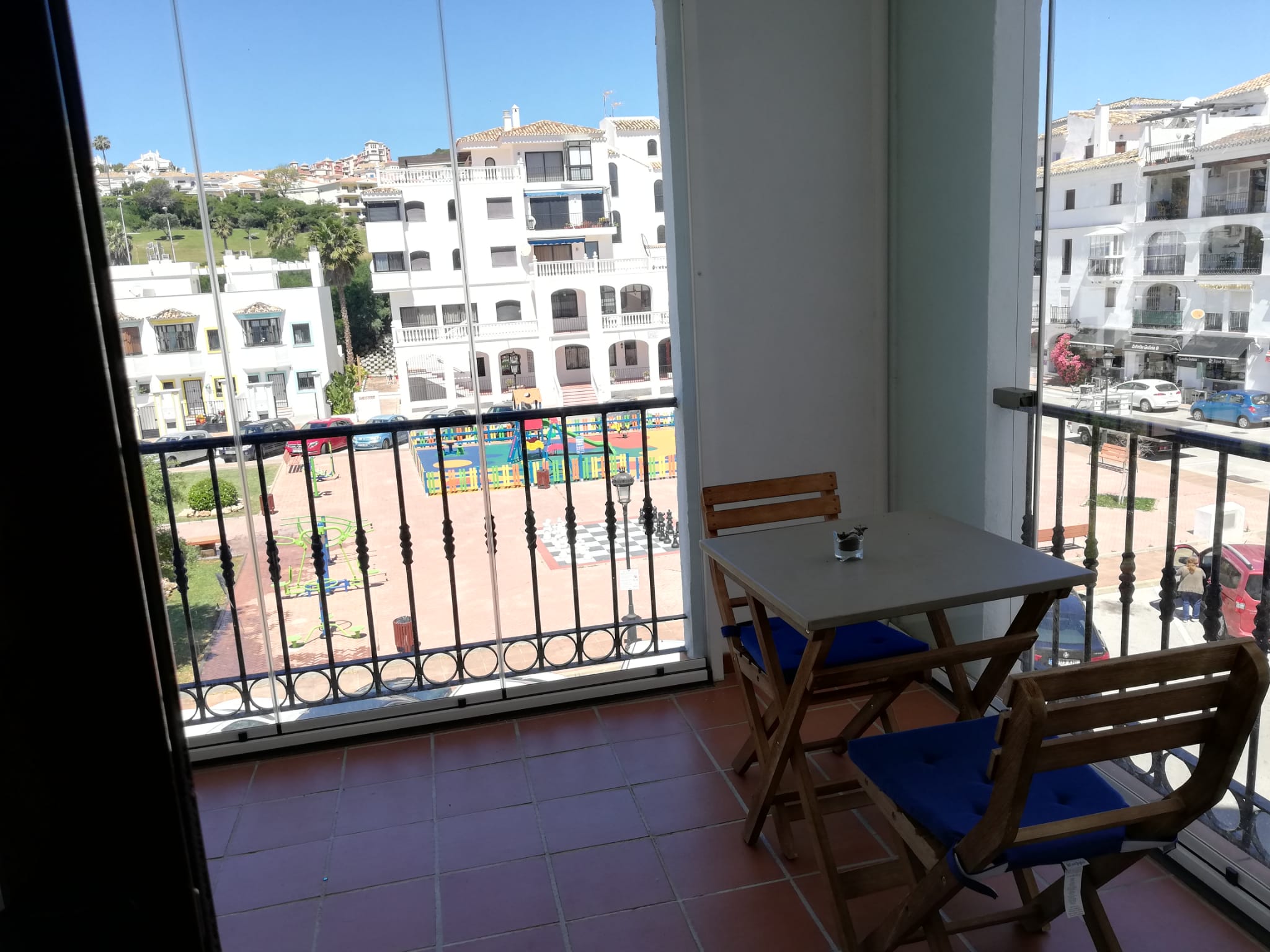 Se alquila apartamento de 2 dormitorios en el puerto de La Duquesa con vistas al mar - thumb - mibgroup.es