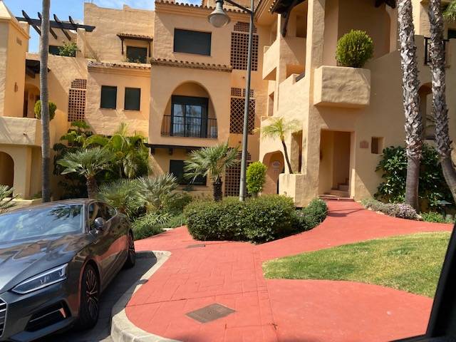 Apartamento de 3 dormitorios en alquiler en El Campanario, Estepona - mibgroup.es