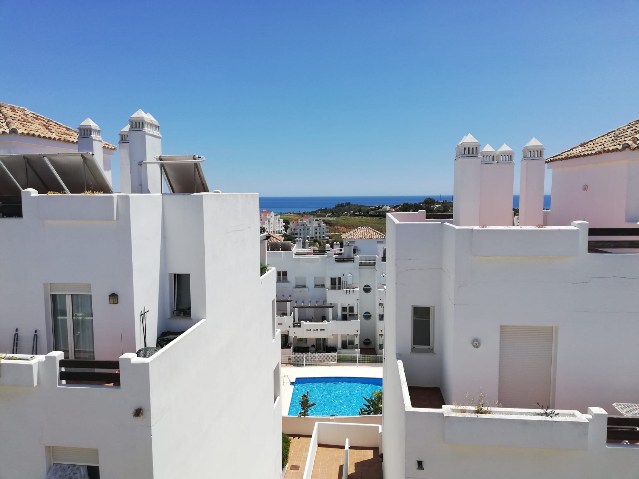 Ático en Estepona con vistas al mar y al golf con su propio ascensor hasta el apartamento y una enorme terraza - mibgroup.es
