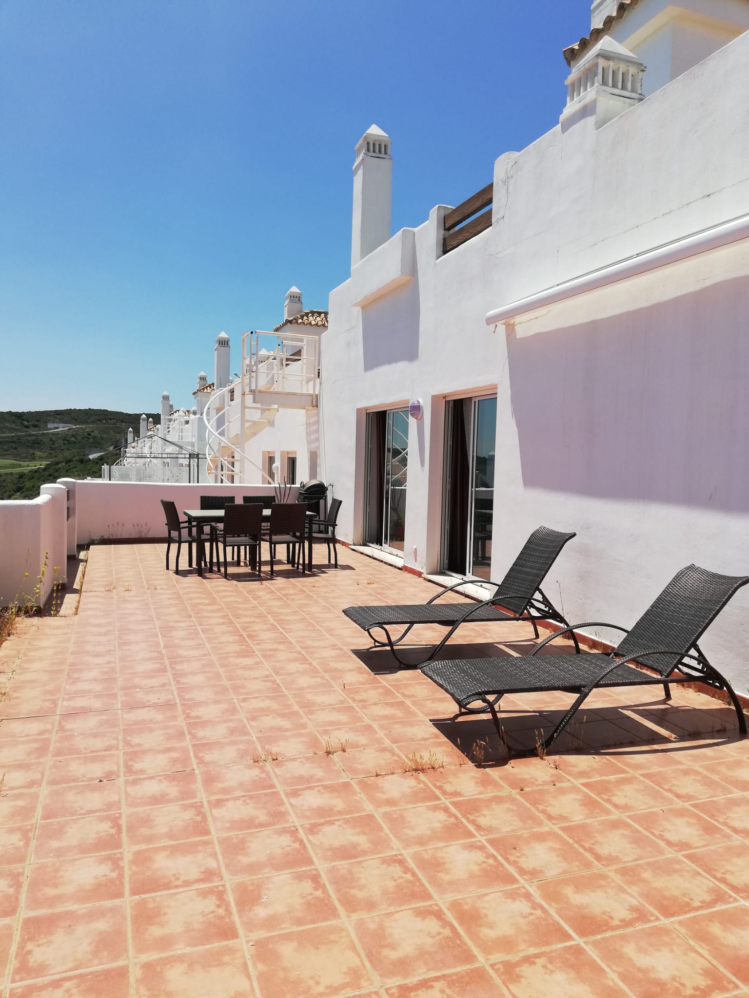 Ático en Estepona con vistas al mar y al golf con su propio ascensor hasta el apartamento y una enorme terraza - mibgroup.es