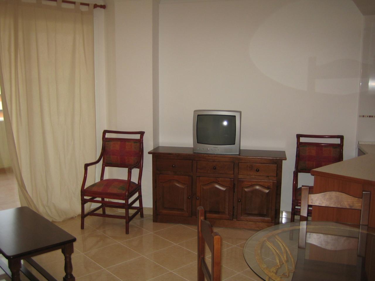 Se alquila apartamento de un dormitorio en el centro de Estepona - mibgroup.es