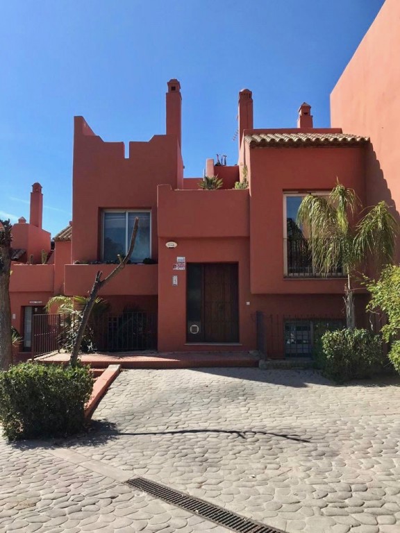 Casa adosada de 3 habitaciones en alquiler en Manilva - mibgroup.es
