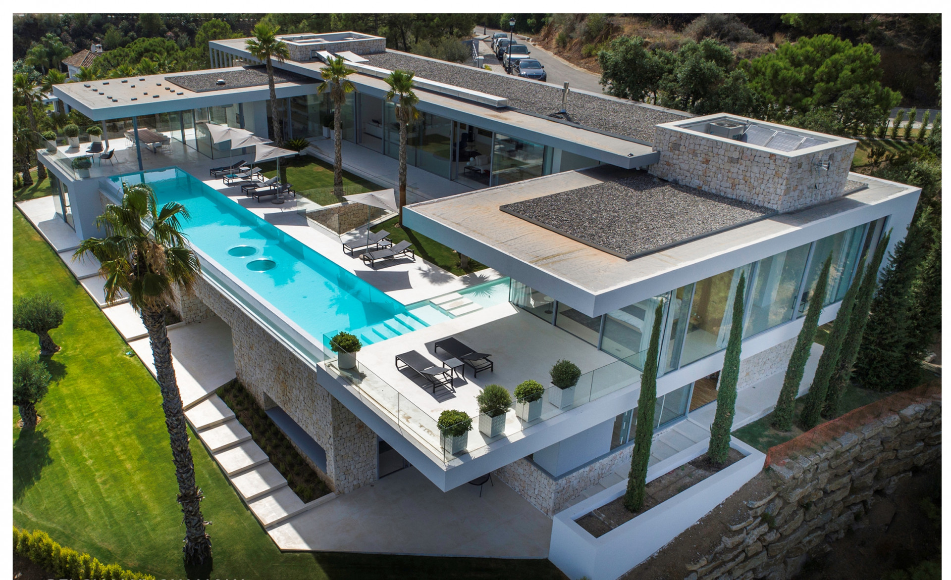 Plot of land on the golden mile of Marbella with the possibility of building a large luxury villa - mibgroup.es