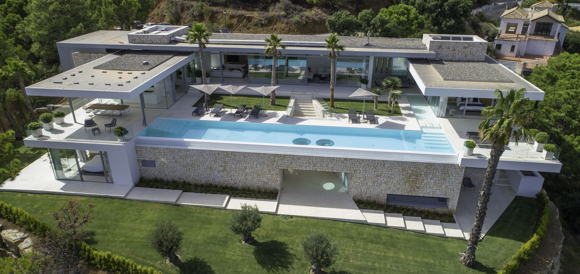 Terreno en la milla de oro de Marbella con posibilidad de construir una gran villa de lujo - mibgroup.es