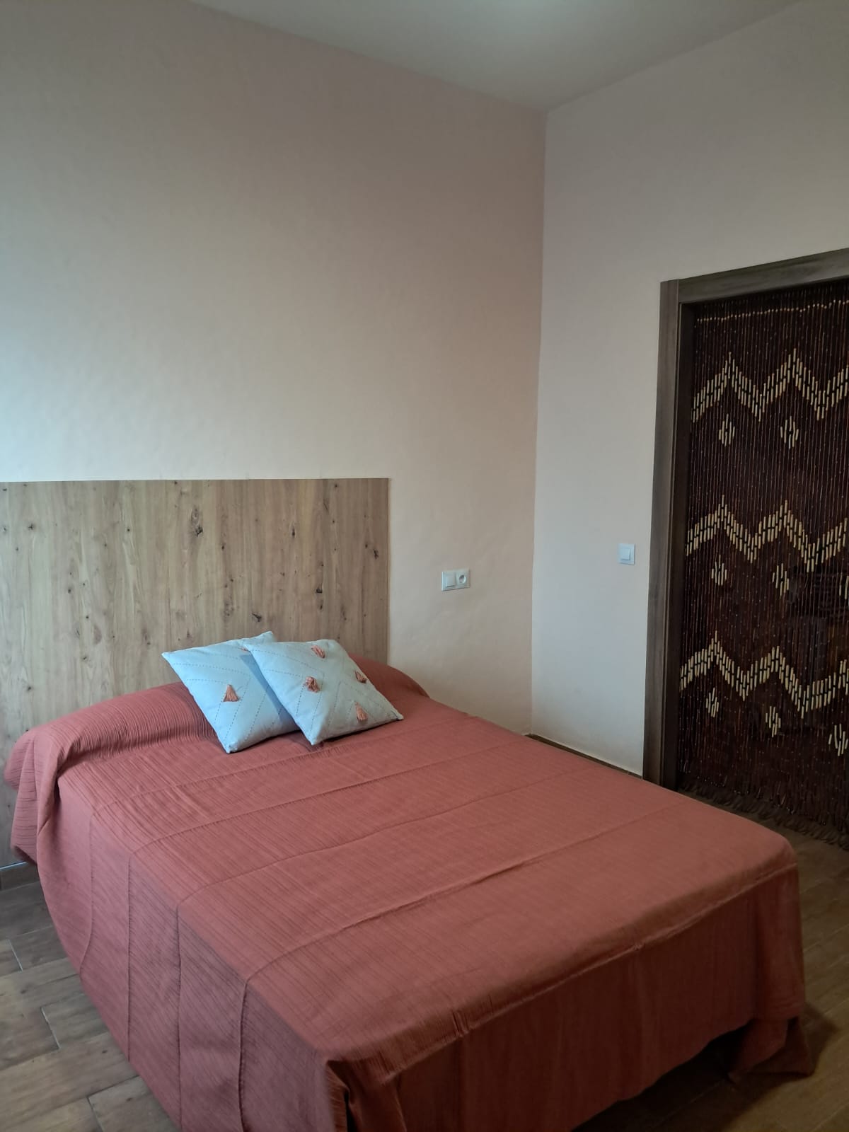 Acogedora casa adosada de 2 dormitorios en alquiler en el puerto de Estepona - mibgroup.es