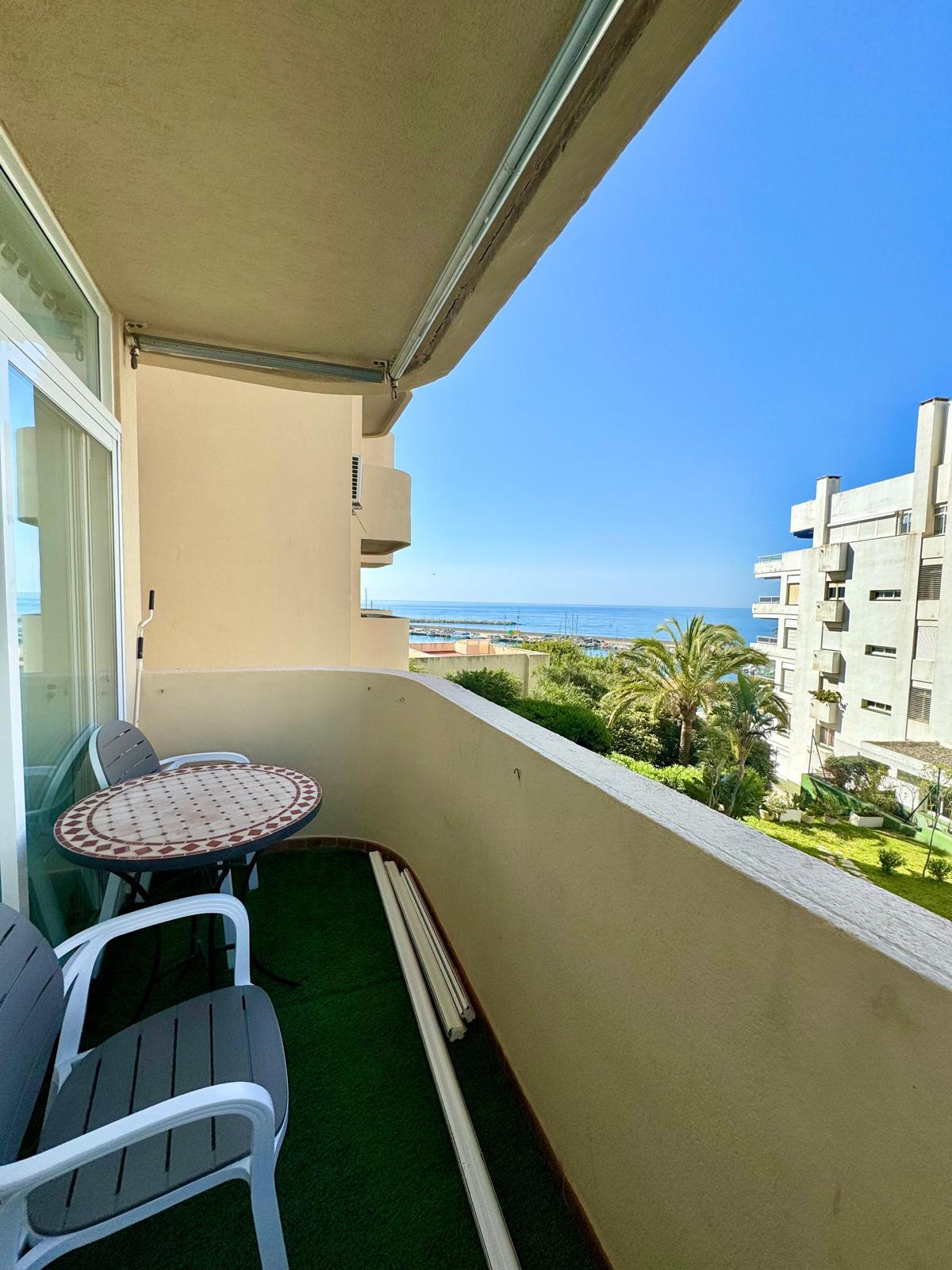 Апартаменты с 1 спальней в порту Эстепоны, первая линия моря - mibgroup.es