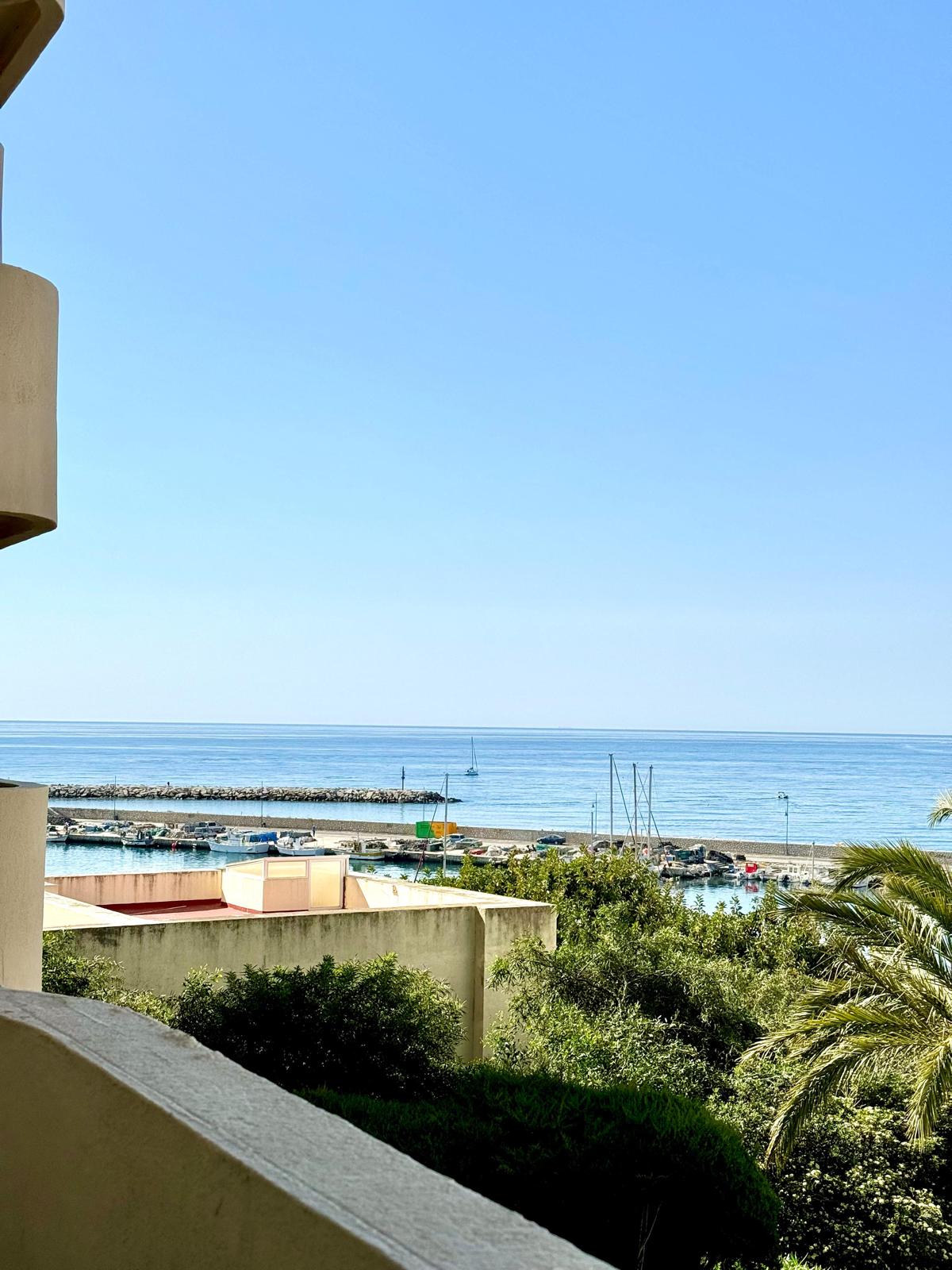 Апартаменты с 1 спальней в порту Эстепоны, первая линия моря - mibgroup.es