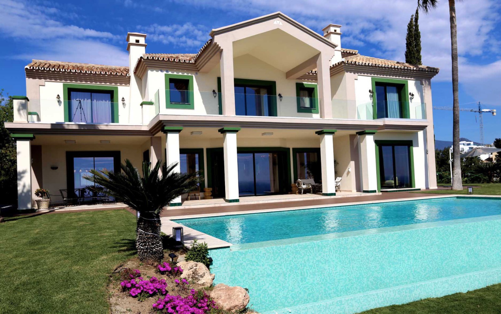 Luxury Villa for Long-Term Rental in Selwo - mibgroup.es