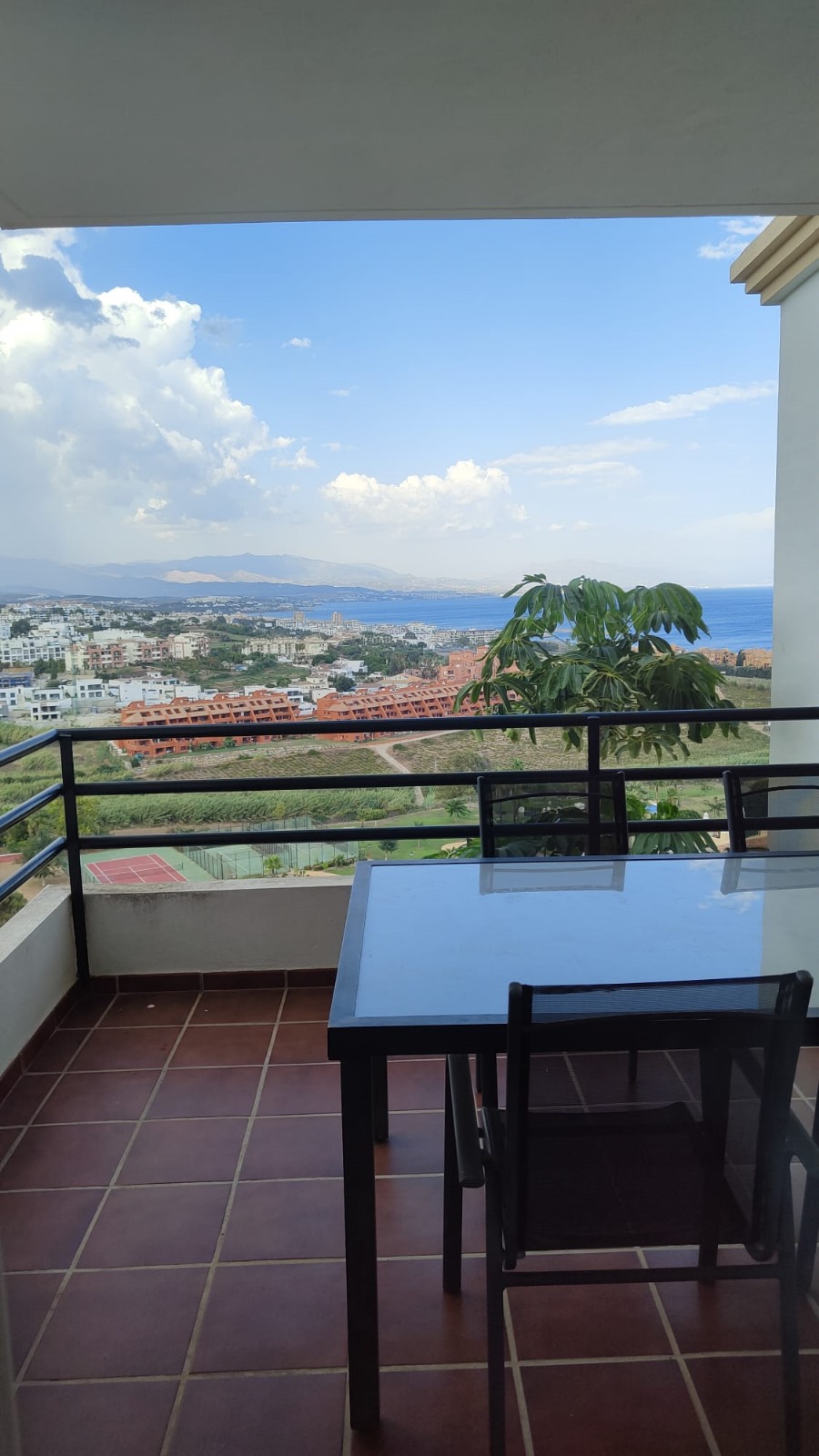 Amplio piso de 2 dormitorios con vistas panorámicas al mar en Manilva - mibgroup.es