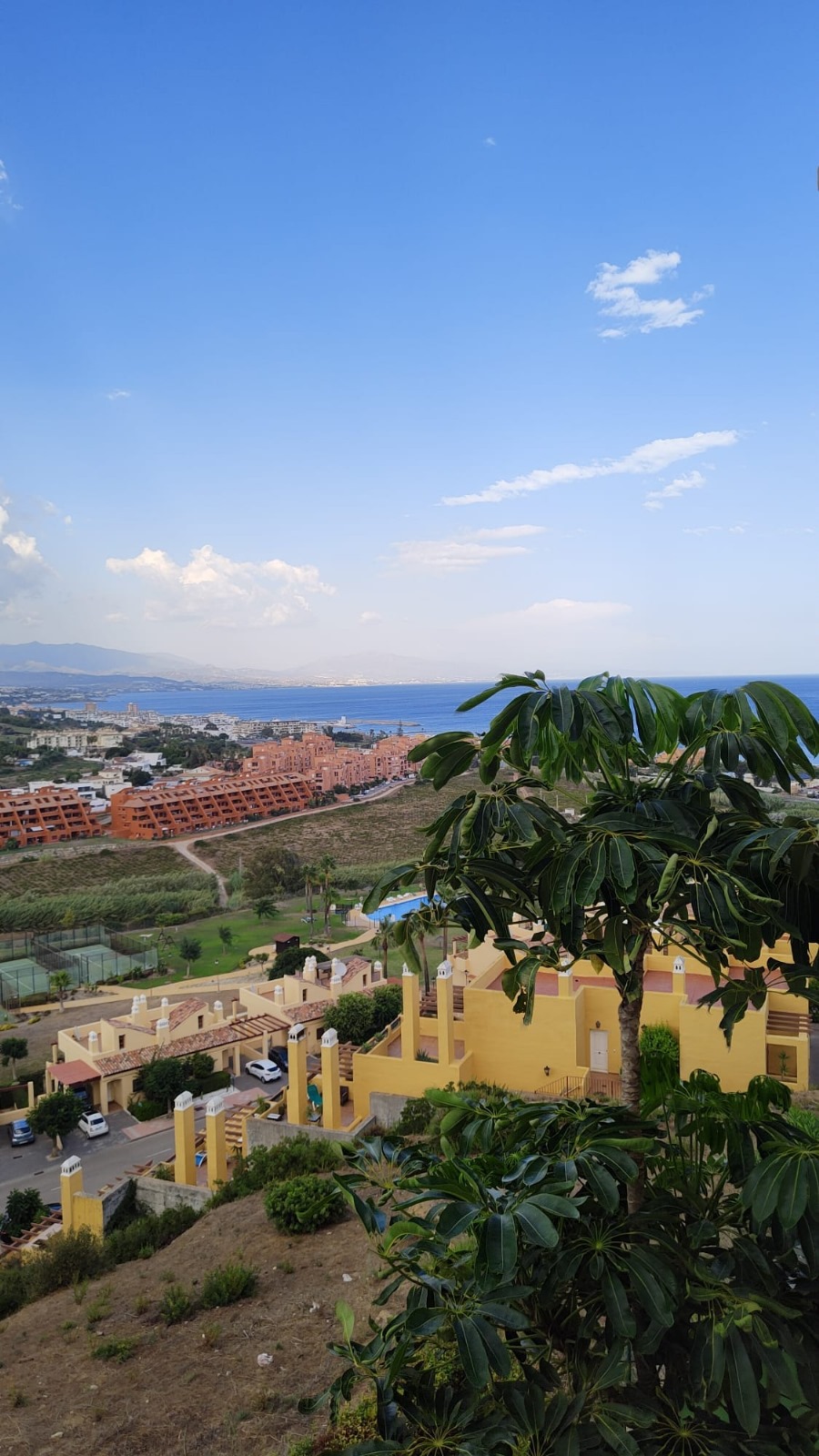 Amplio piso de 2 dormitorios con vistas panorámicas al mar en Manilva - mibgroup.es