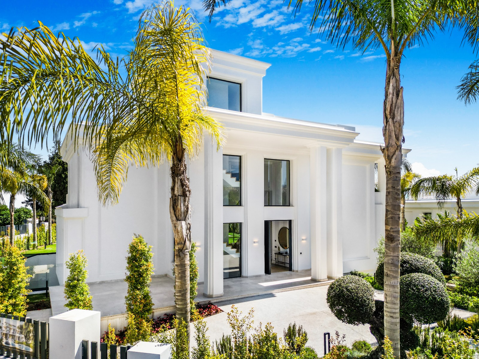 Elegant Villas in Marbella's Golden Mile – Lomas de Marbella Club - mibgroup.es