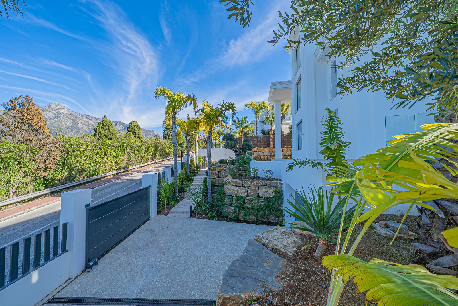 Elegant Villas in Marbella's Golden Mile – Lomas de Marbella Club - mibgroup.es