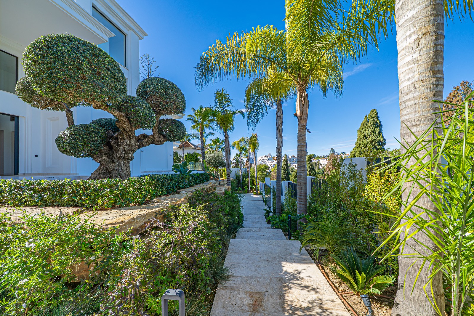 Elegant Villas in Marbella's Golden Mile – Lomas de Marbella Club - mibgroup.es